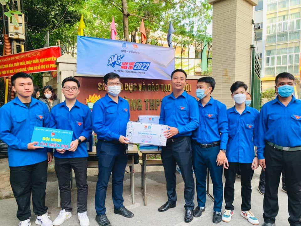 Đồng chí Nguyễn Đức Tiến - Phó Bí thư Thường trực Thành Đoàn Hà Nội đã thăm hỏi, động viên và tặng quà cho đội hình tiếp sức mùa thi. Đồng thời, anh cũng đánh giá cao tinh thần xung kích, tình nguyện của các bạn thanh niên đã tận tình giúp đỡ các thí sinh và phụ huynh. Theo đó, Phó Bí thư Thường trực Thành Đoàn cũng đã dặn dò, nhắc nhở các bạn tình nguyện viên giữ gìn sức khỏe, tuân thủ các biện pháp phòng, chống dịch bệnh, phương án ATGT để hỗ trợ tốt nhất cho các thí sinh trong kỳ thi. Ảnh: Thành Đoàn Hà Nội. Đồng chí Nguyễn Đức Tiến - Phó Bí thư Thường trực Thành Đoàn Hà Nội đã thăm hỏi, động viên và tặng quà cho đội hình tiếp sức mùa thi. Đồng thời, anh cũng đánh giá cao tinh thần xung kích, tình nguyện của các bạn thanh niên đã tận tình giúp đỡ các thí sinh và phụ huynh. Theo đó, Phó Bí thư Thường trực Thành Đoàn cũng đã dặn dò, nhắc nhở các bạn tình nguyện viên giữ gìn sức khỏe, tuân thủ các biện pháp phòng, chống dịch bệnh, phương án ATGT để hỗ trợ tốt nhất cho các thí sinh trong kỳ thi. Ảnh: Thành Đoàn Hà Nội.