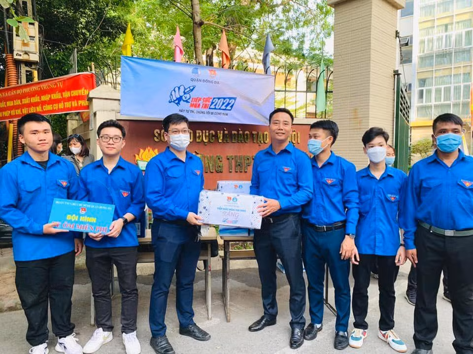 Đồng chí Nguyễn Đức Tiến - Phó Bí thư Thường trực Thành Đoàn Hà Nội đã thăm hỏi, động viên và tặng quà cho đội hình tiếp sức mùa thi. Đồng thời, anh cũng đánh giá cao tinh thần xung kích, tình nguyện của các bạn thanh niên đã tận tình giúp đỡ các thí sinh và phụ huynh. Theo đó, Phó Bí thư Thường trực Thành Đoàn cũng đã dặn dò, nhắc nhở các bạn tình nguyện viên giữ gìn sức khỏe, tuân thủ các biện pháp phòng, chống dịch bệnh, phương án ATGT để hỗ trợ tốt nhất cho các thí sinh trong kỳ thi. Ảnh: Thành Đoàn Hà Nội.