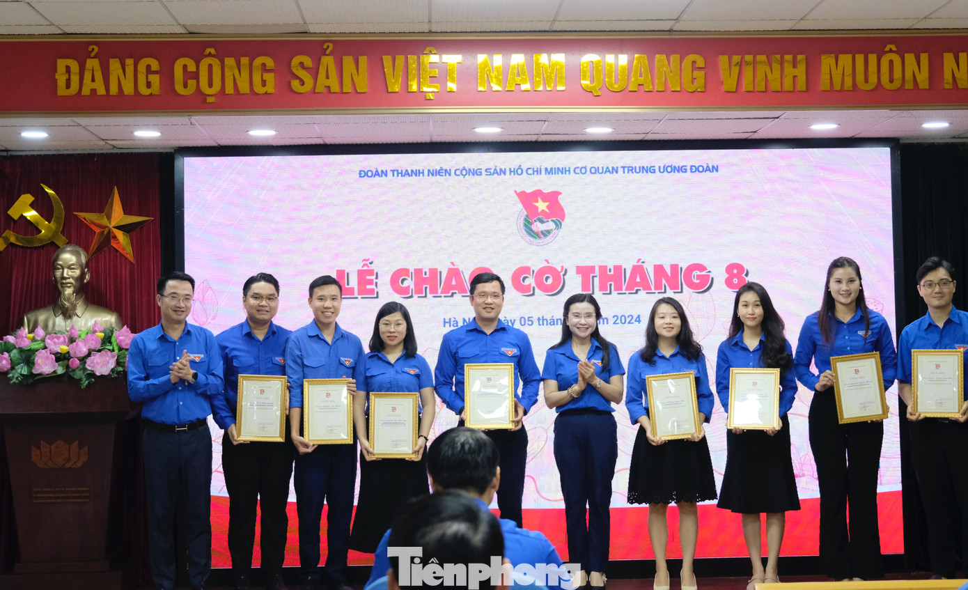 Ban Bí thư T.Ư Đoàn trao tặng giấy chứng nhận hoàn thành xuất sắc nhiệm vụ cho các tập thể, cá nhân cơ quan T.Ư Đoàn. Ảnh: Châu Linh Ban Bí thư T.Ư Đoàn trao tặng giấy chứng nhận hoàn thành xuất sắc nhiệm vụ cho các tập thể, cá nhân cơ quan T.Ư Đoàn. Ảnh: Châu Linh