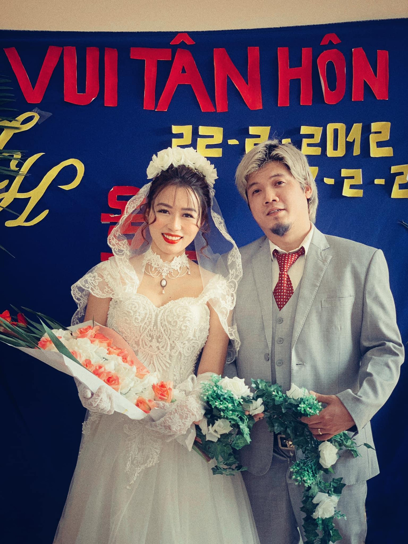 Không tốn tiền thuê studio hay đến địa điểm sang trọng, đôi vợ chồng trẻ nhờ mẹ của mình chụp hộ bằng điện thoại và tự chỉnh sửa ảnh theo ý thích.