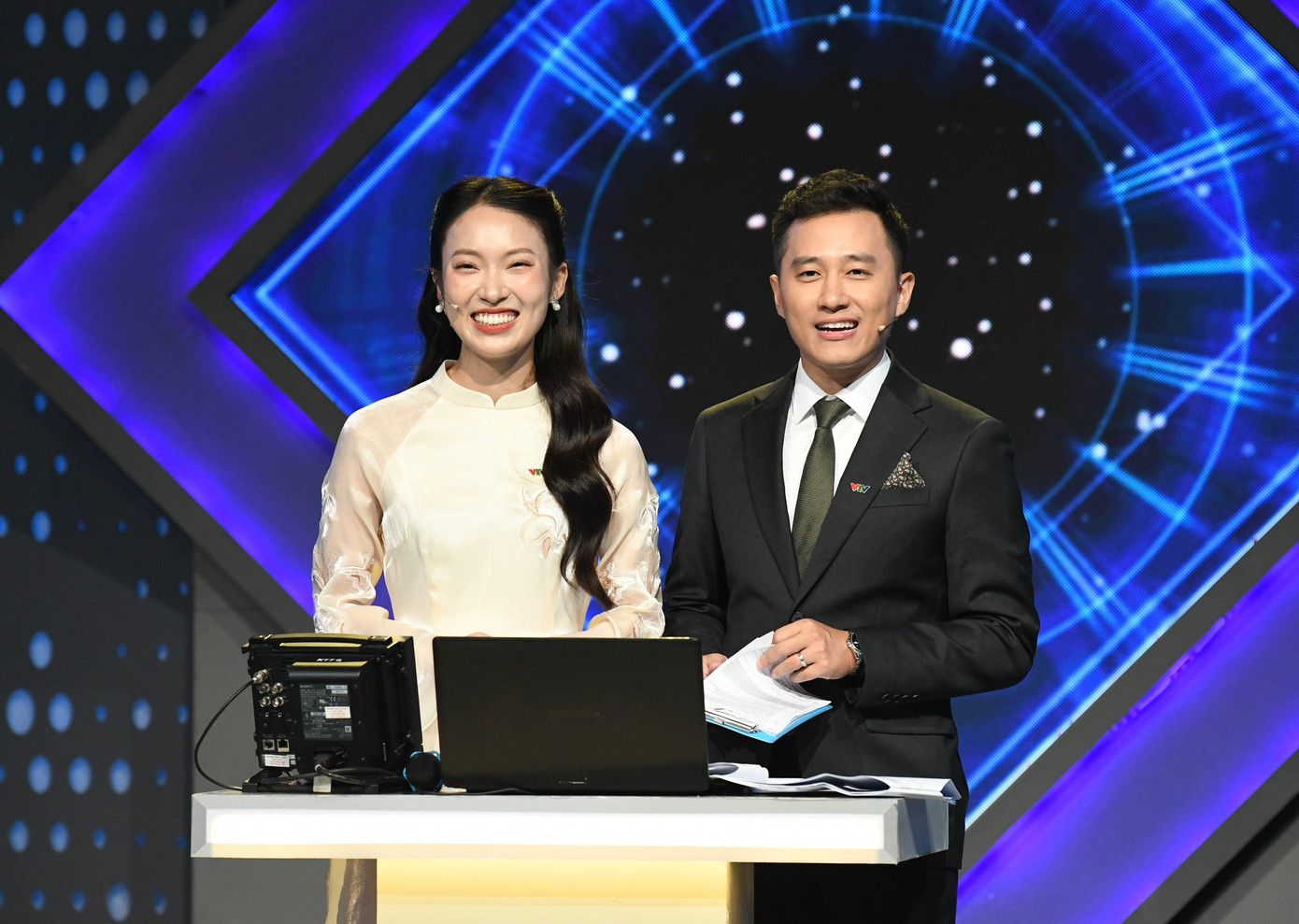 Tại trận chung kết Đường lên đỉnh Olympia năm 2023, MC Khánh Vy đã truyền năng lượng của mình để động viên, cổ vũ các thí sinh trong mỗi phần thi. Cụ thể, Vy đã nói giọng Huế để động viên thí sinh Nguyễn Minh Triết.