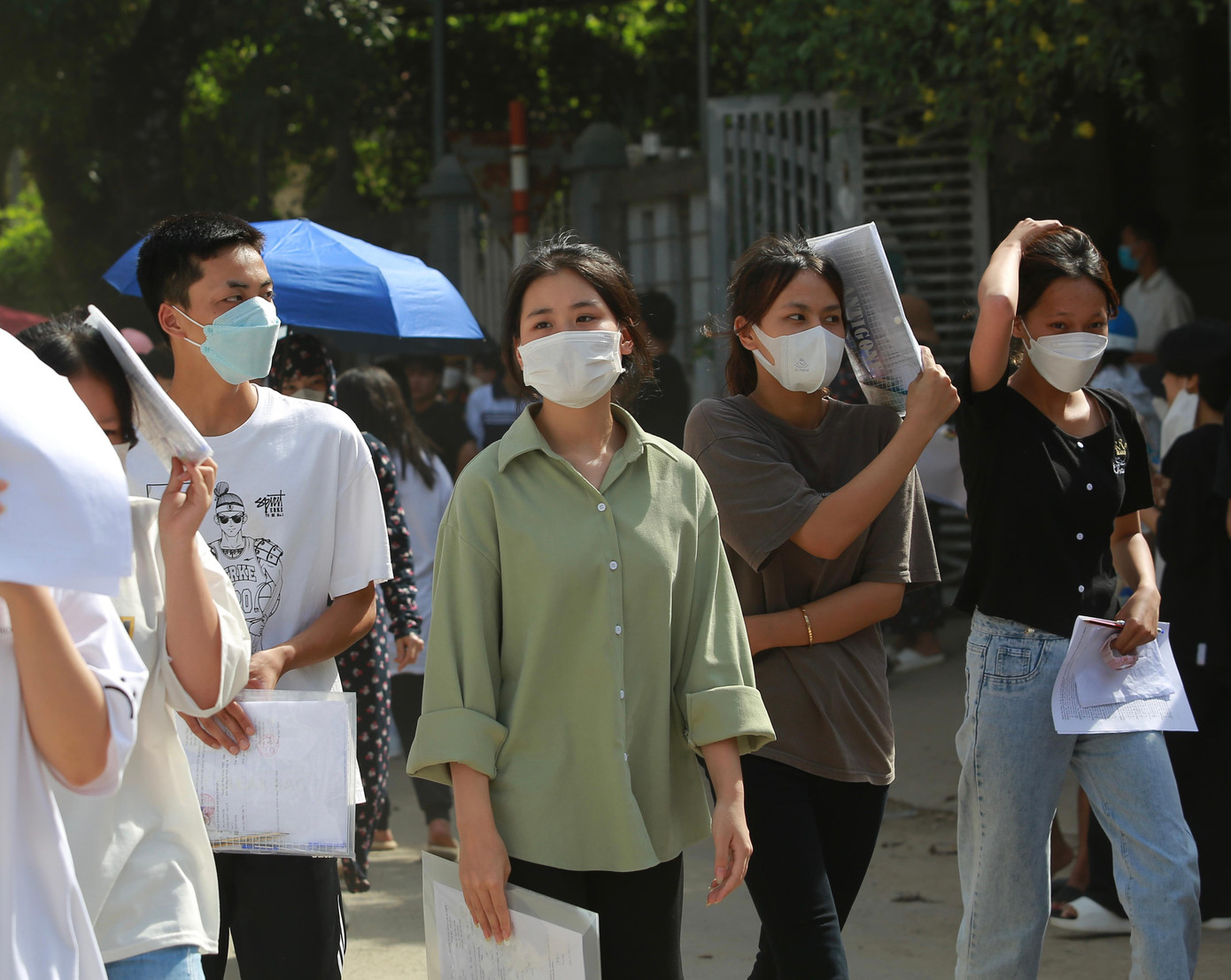 Sĩ tử nhiều cảm xúc sau ngày thi đầu tiên.