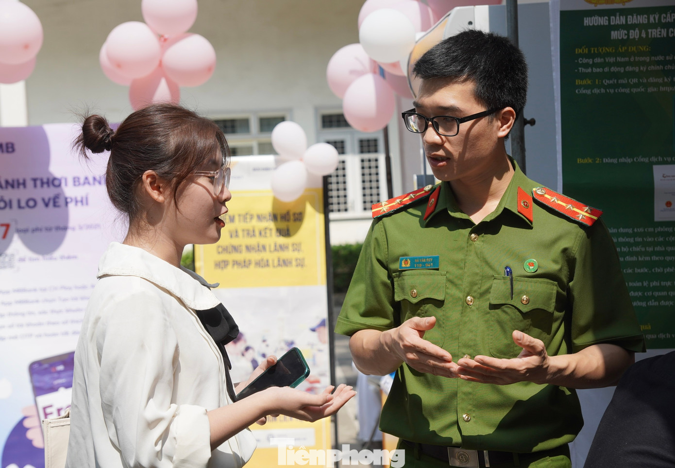 Đoàn Thanh niên Công an Thành phố Hà Nội giới thiệu về các mô hình chuyển đổi số tại ngày hội. Ảnh: Châu Linh