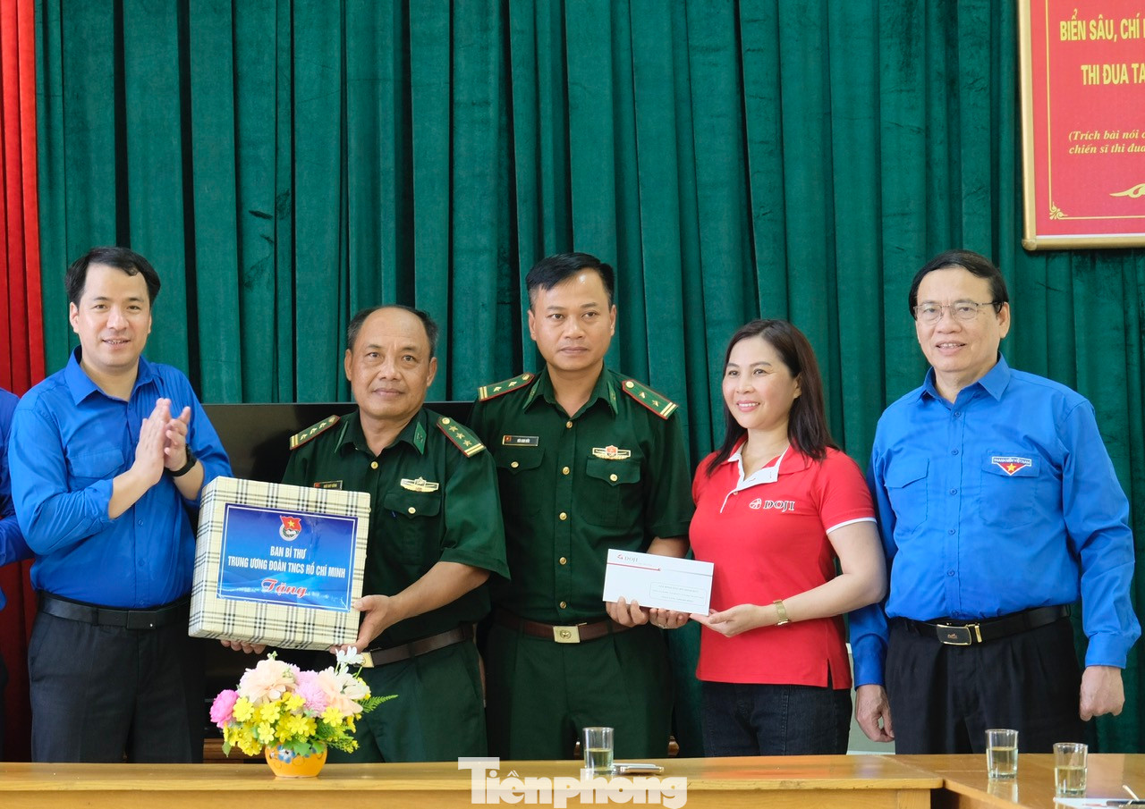 Đoàn công tác T.Ư Đoàn tặng quà cho Đồn Biên phòng đảo Trần. Ảnh: Châu Linh