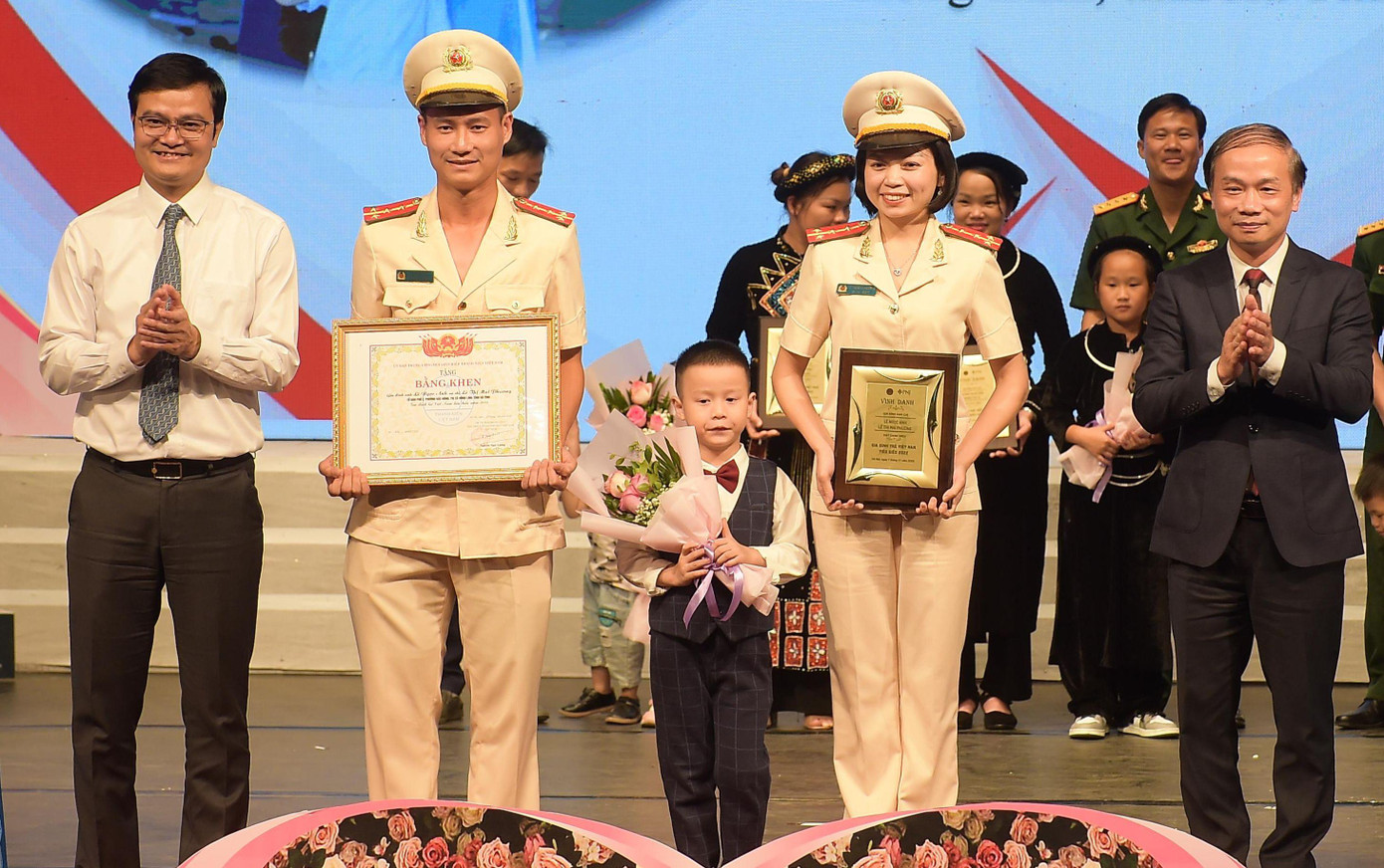 Cặp đôi công an đến từ Hà Tĩnh nhận danh hiệu "Gia đình trẻ Việt Nam tiêu biểu" 2022. Ảnh: Xuân Tùng