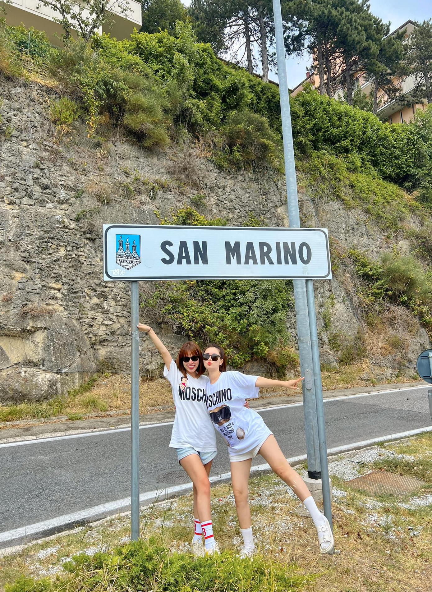 Đôi bạn thân check-in tại San Marino.