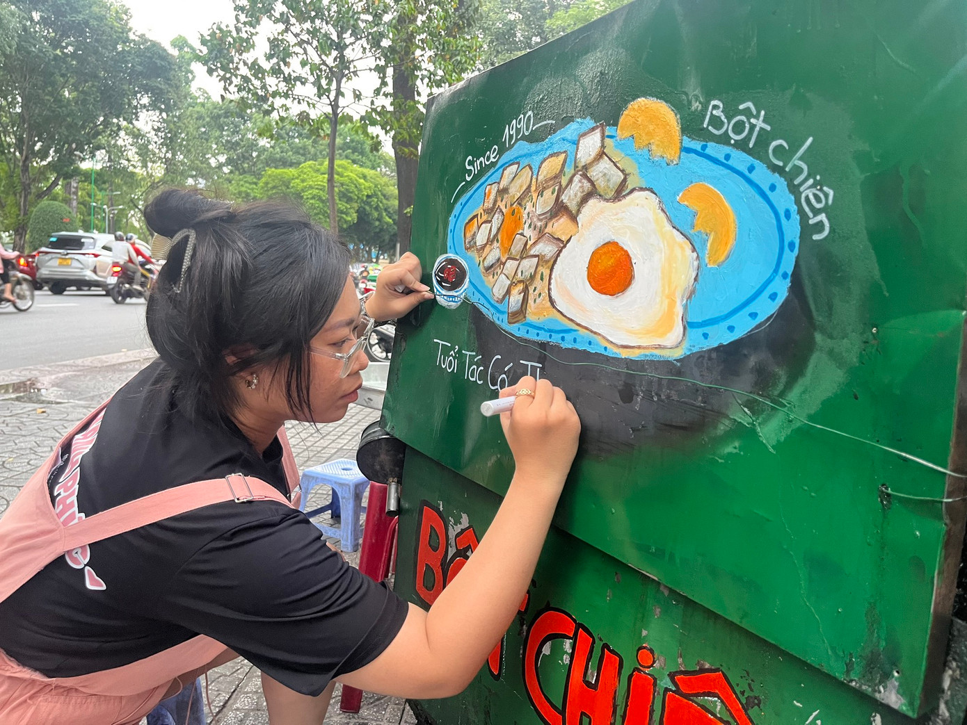 Xe bột chiên đã được "thay áo mới" bởi đôi bạn trẻ.