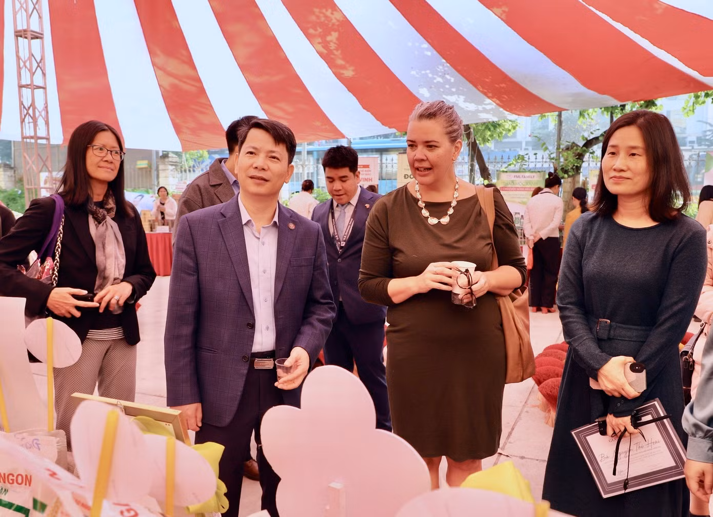 Các quầy hàng của phụ nữ khởi nghiệp được trưng bày và quảng bá trong khuôn khổ hội nghị.