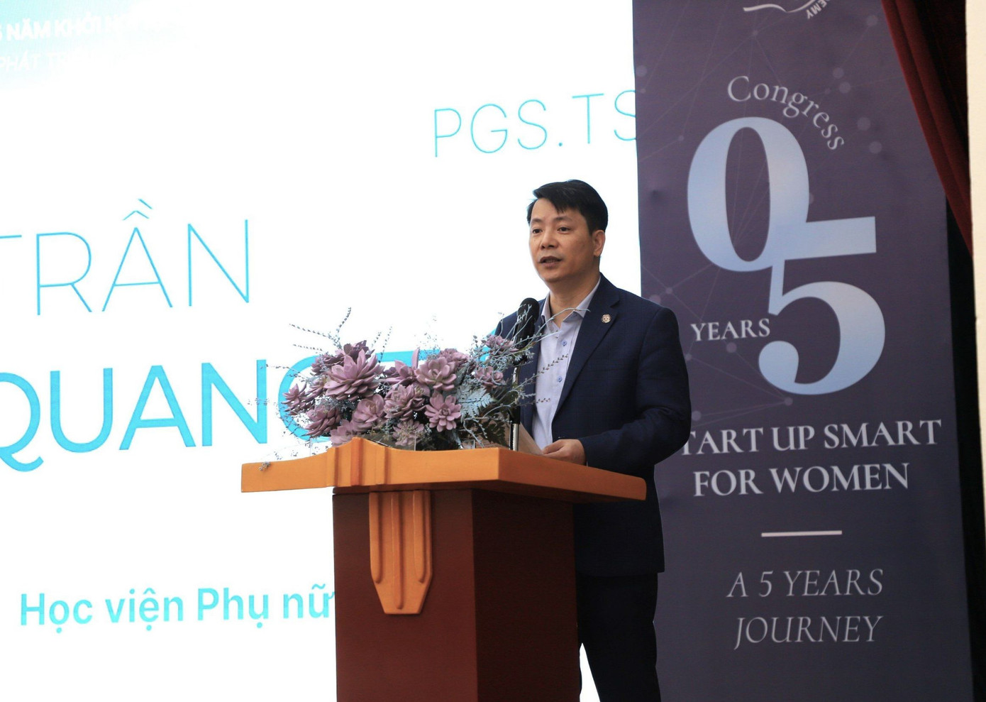 Bà Mary Beth Polley - Tham tán Văn hoá, Đại sứ quán Hoa Kỳ (bên trái) và PGS.TS. Trần Quang Tiến - Giám đốc Học viện Phụ nữ Việt Nam phát biểu tại chương trình.