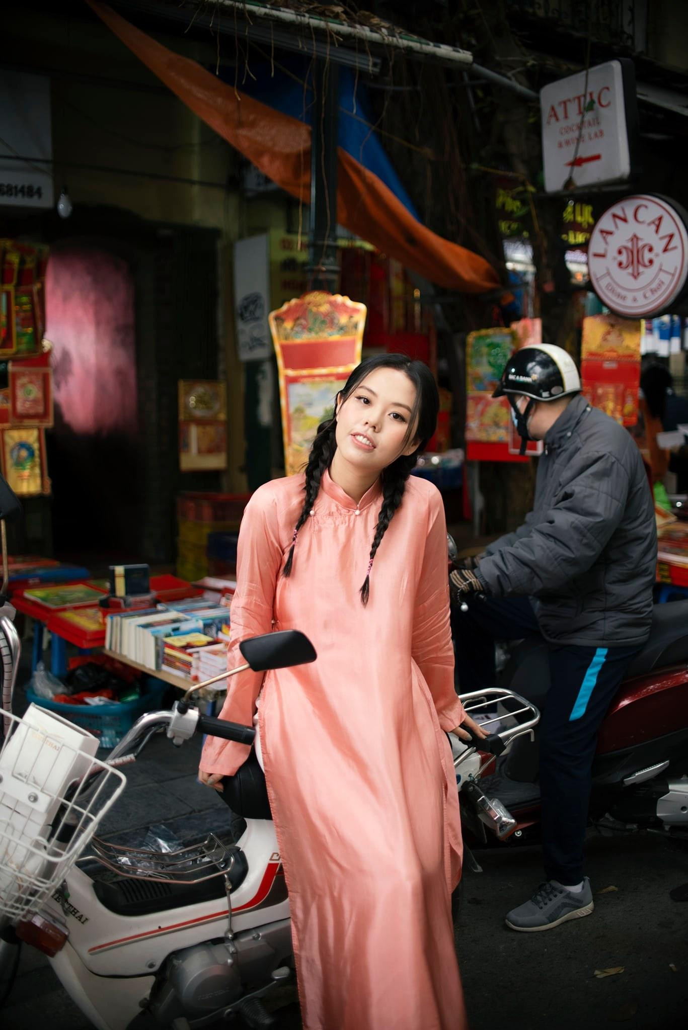 Bạn Nguyễn Hồng Nhung (CEO, nhiếp ảnh gia trẻ) chụp ảnh áo dài với bức ảnh mang &quot;màu&quot; của Hà Nội. Ảnh: NVCC