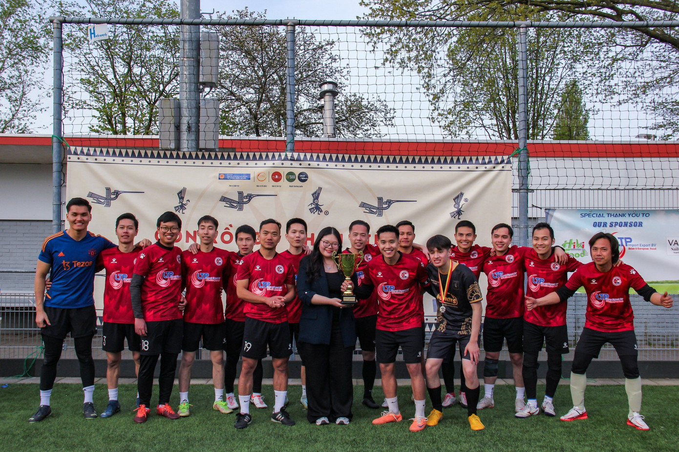 Nhà vô địch của giải đấu gọi tên đội thi VN - Amsterdam United. Nhà vô địch của giải đấu gọi tên đội thi VN - Amsterdam United.