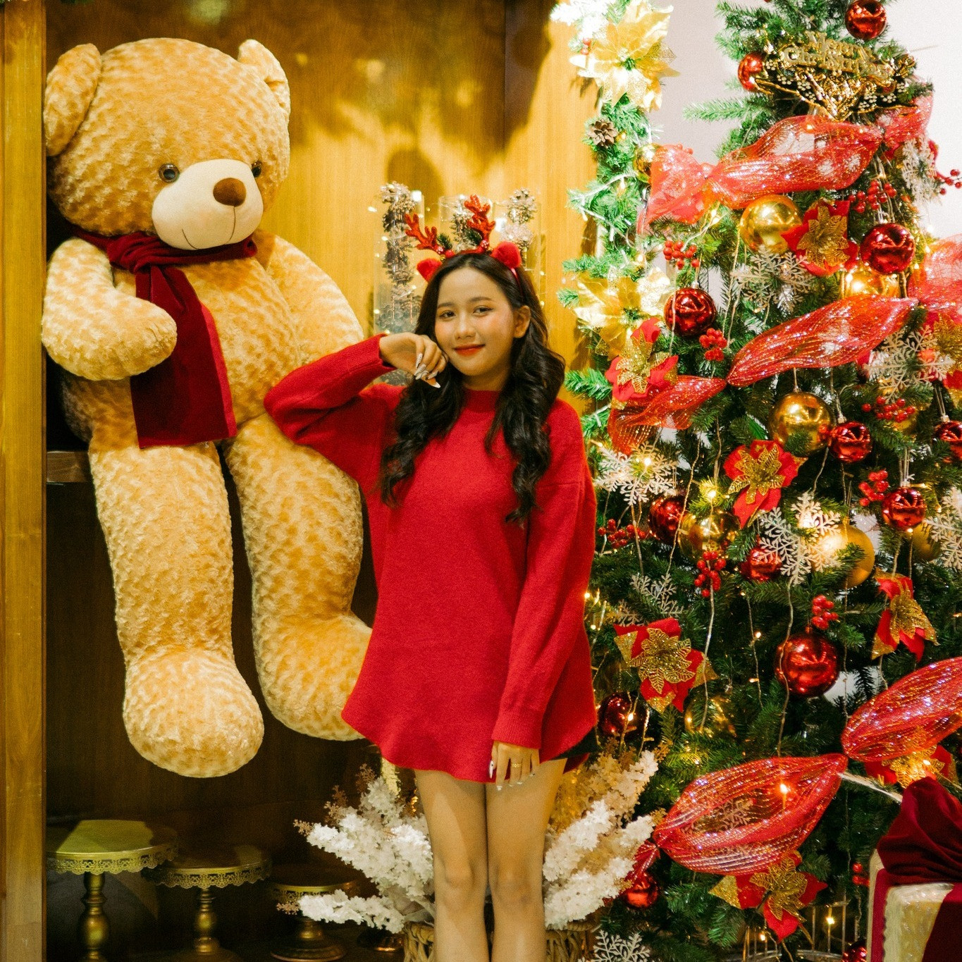 Mùa Giáng sinh năm nay có đa dạng xu hướng trang trí. Nhiều quán cà phê vẫn chọn xu hướng trang trí cổ điển để tạo sự thân thuộc, gần gũi, ấm cúng. Mùa Giáng sinh năm nay có đa dạng xu hướng trang trí. Nhiều quán cà phê vẫn chọn xu hướng trang trí cổ điển để tạo sự thân thuộc, gần gũi, ấm cúng.