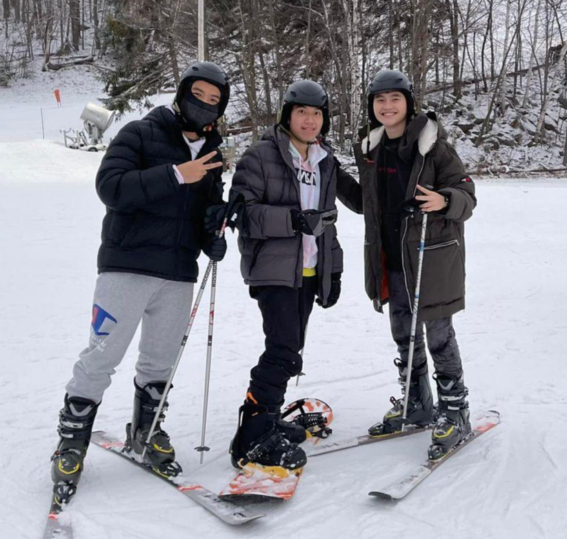 Nam chơi trượt tuyết cùng nhóm bạn. Em cảm thấy khá tự hào khi thường xuyên được giới thiệu về Việt Nam cho bạn học nghe, kể về văn hóa, nét đặc trưng vốn có của dân tộc.