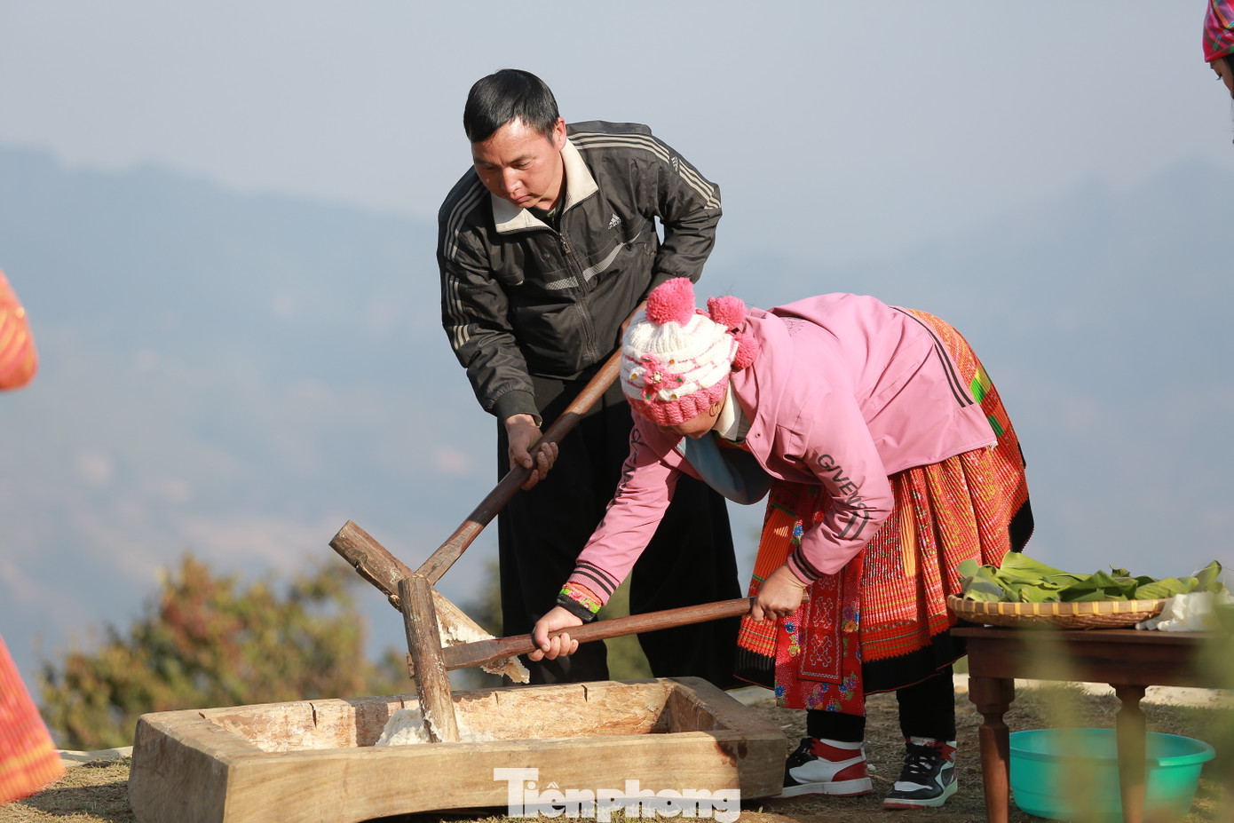 Người Mông giã bánh giày.