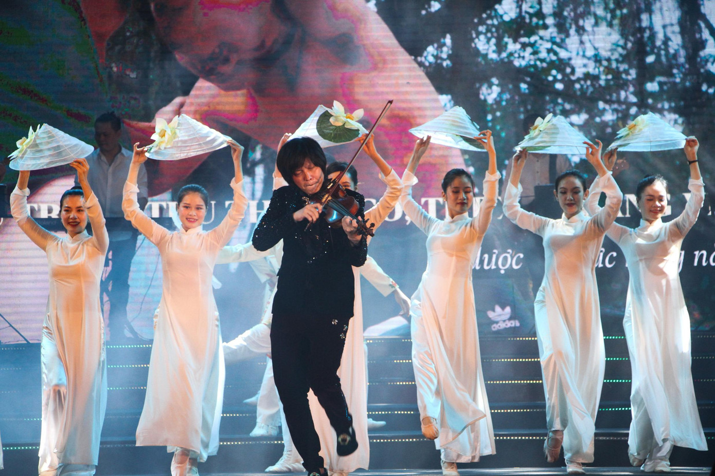 Vào khoảng 20h, chương trình khai mạc phố đi bộ Thành cổ Sơn Tây đã diễn ra trong không khí háo hức, mong chờ của người dân địa phương và du khách cả nước. Đây là không gian đi bộ thứ 4 của TP.Hà Nội được hình thành sau không gian đi bộ hồ Hoàn Kiếm, không gian đi bộ khu Phố cổ Hà Nội và không gian đi bộ phố Trịnh Công Sơn.