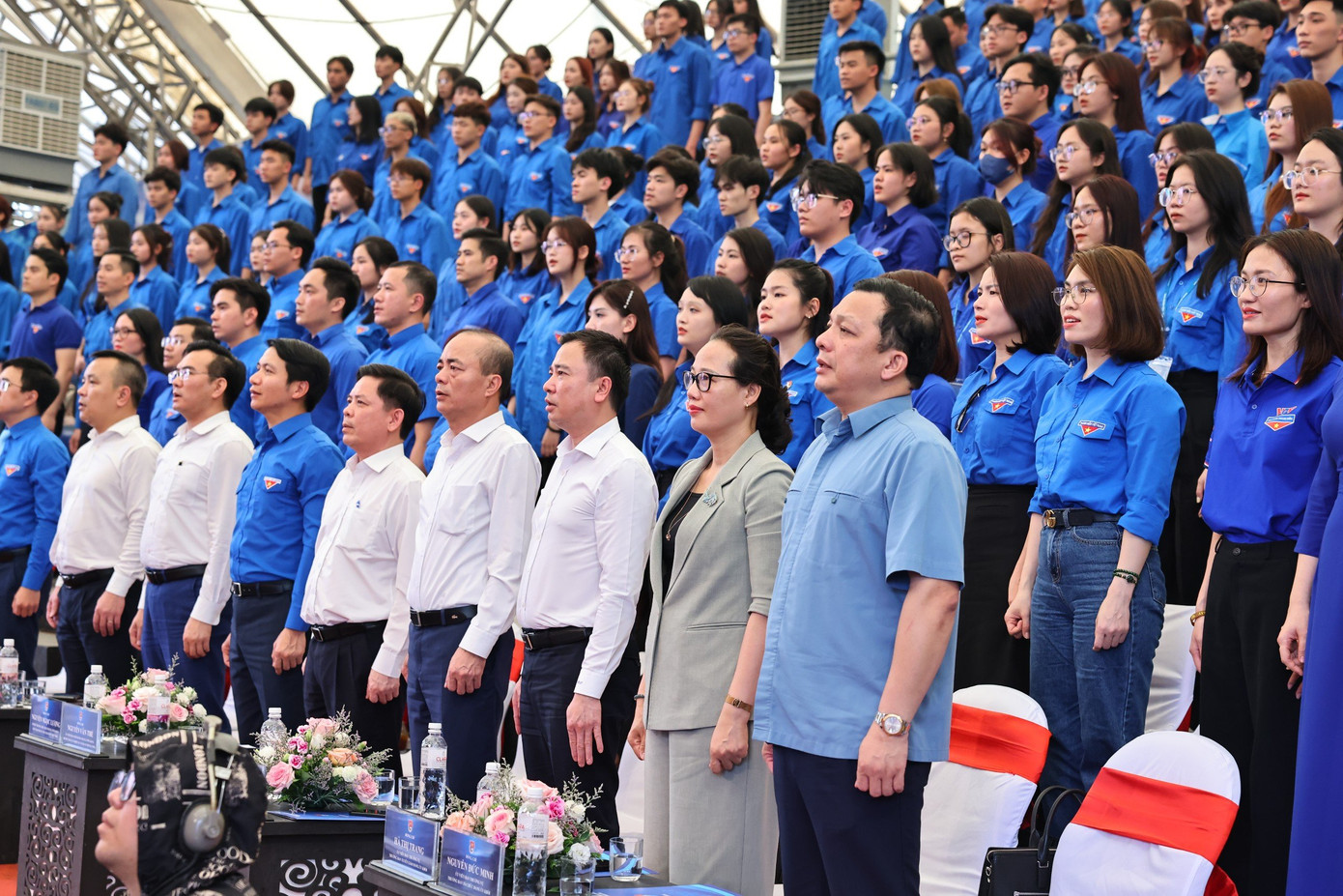 Đại biểu tham dự chương trình thực hiện nghi lễ chào cờ. Đại biểu tham dự chương trình thực hiện nghi lễ chào cờ.