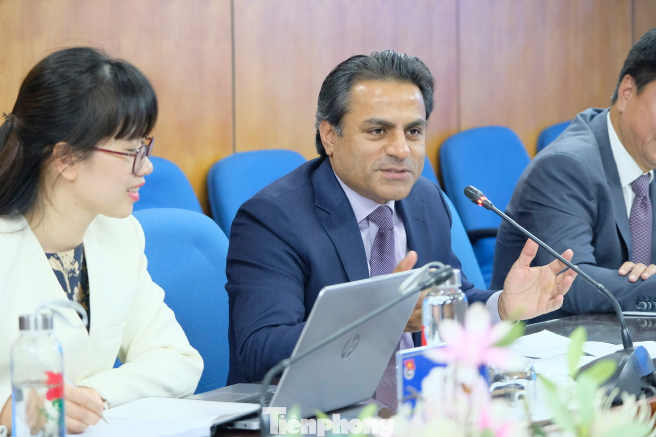 Ông Rohit Sharma, Phó Chủ tịch cấp cao phụ trách Giáo dục Đại học và Kỹ năng làm việc, Viện khảo thí giáo dục Hoa Kỳ trao đổi tại buổi làm việc. Ảnh: Châu Linh