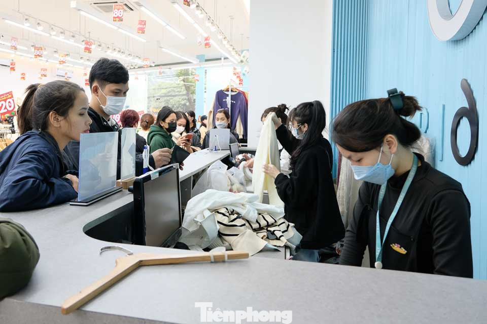 Nhiều shop quần áo xả hàng dịp cuối năm, từ 5 - 50% để bán hết hàng, nghỉ Tết sớm. Các bạn nhân viên là sinh viên các trường Đại học cũng làm việc tất bật để kiếm thêm thu nhập, mang quà, mang tiền về cho mẹ.