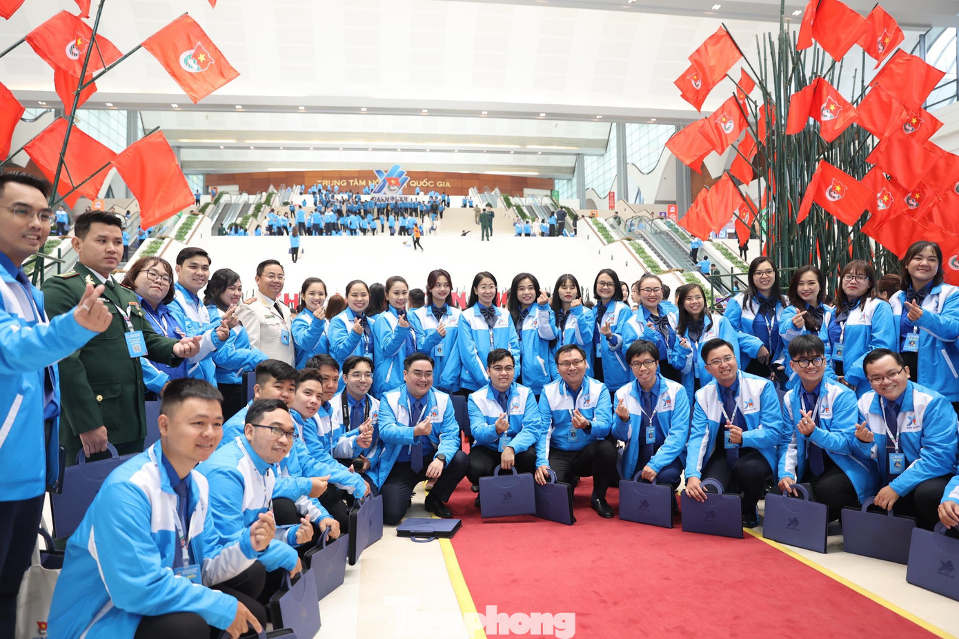 Các đại biểu chụp ảnh tại không gian triển lãm trước khi bước vào phiên làm việc thứ nhất. Ảnh: Như Ý