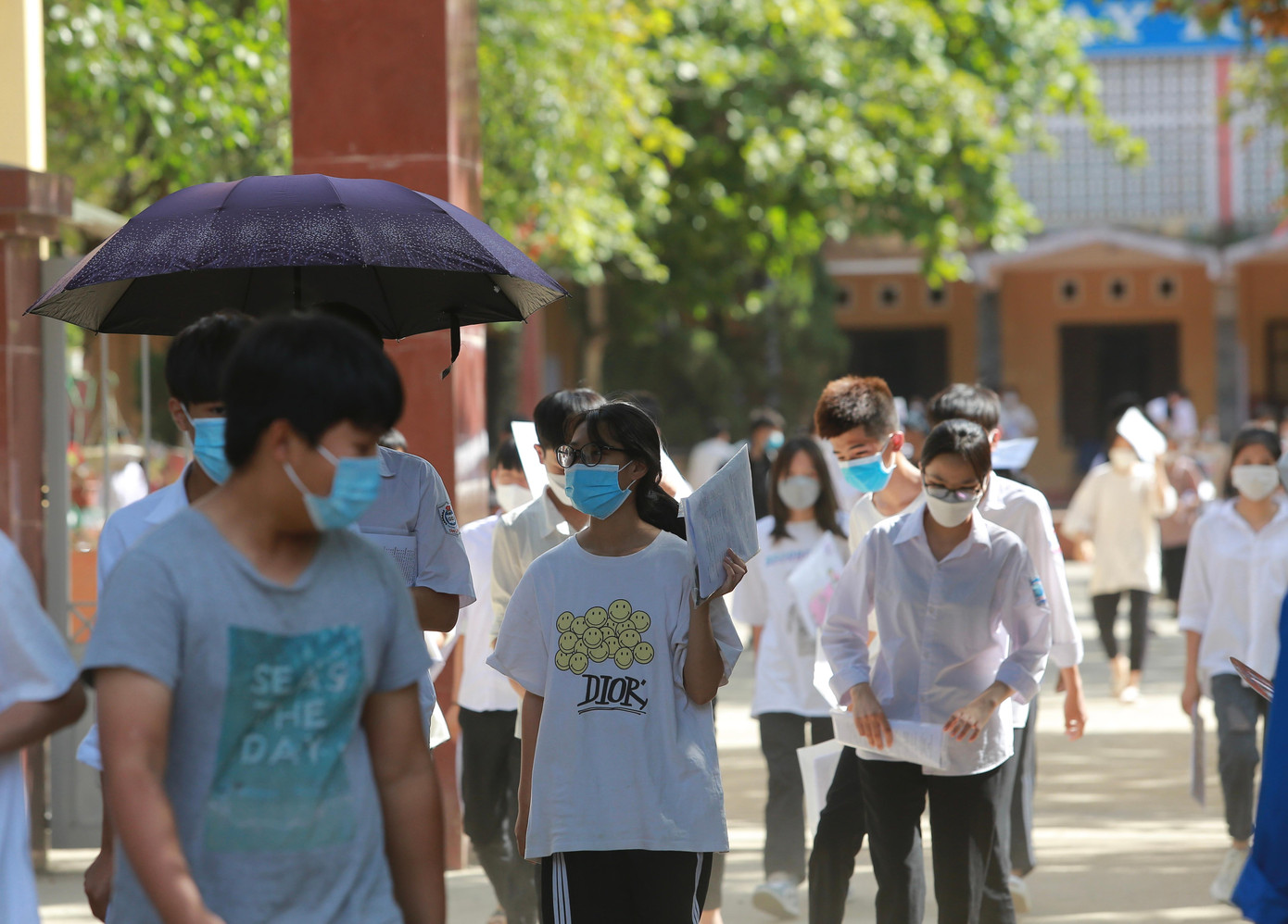 Thông tin từ Sở Giáo dục và Đào tạo Hà Nội cho biết, nội dung đề thi dựa theo yêu cầu chuẩn kiến thức, kỹ năng của chương trình giáo dục cấp trung học cơ sở hiện hành của Bộ Giáo dục và Đào tạo, chủ yếu thuộc chương trình lớp 9, không bao gồm các nội dung đã được tinh giản. Các câu hỏi trong đề thi bảo đảm các cấp độ nhận thức: Nhận biết, thông hiểu, vận dụng và vận dụng cấp độ cao.