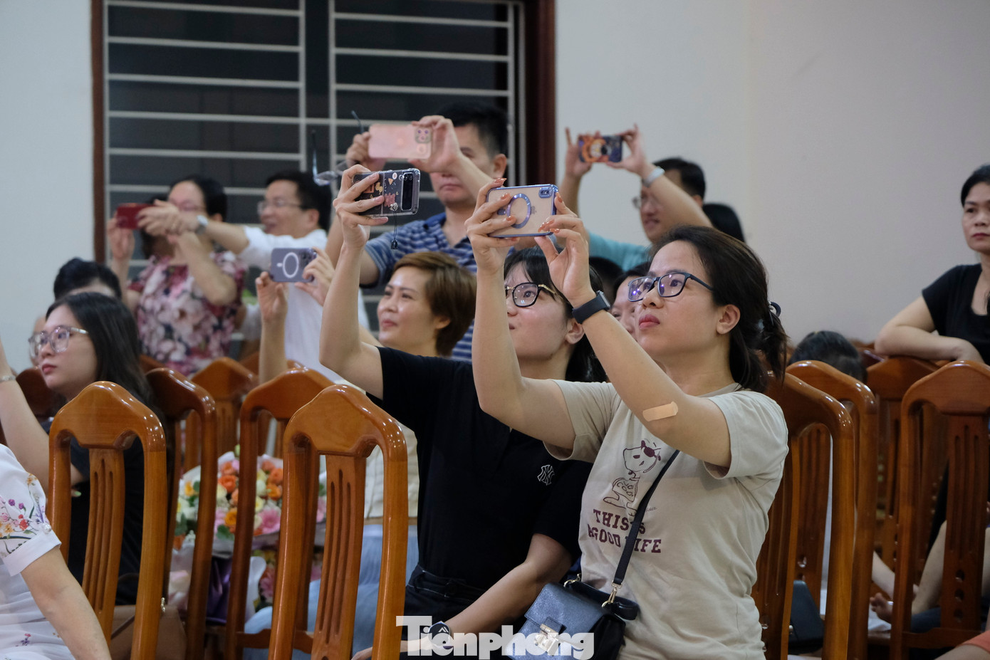 Nhiều phụ huynh chụp ảnh, quay phim khi con đang biểu diễn trên sân khấu. Ảnh: Châu Linh Nhiều phụ huynh chụp ảnh, quay phim khi con đang biểu diễn trên sân khấu. Ảnh: Châu Linh