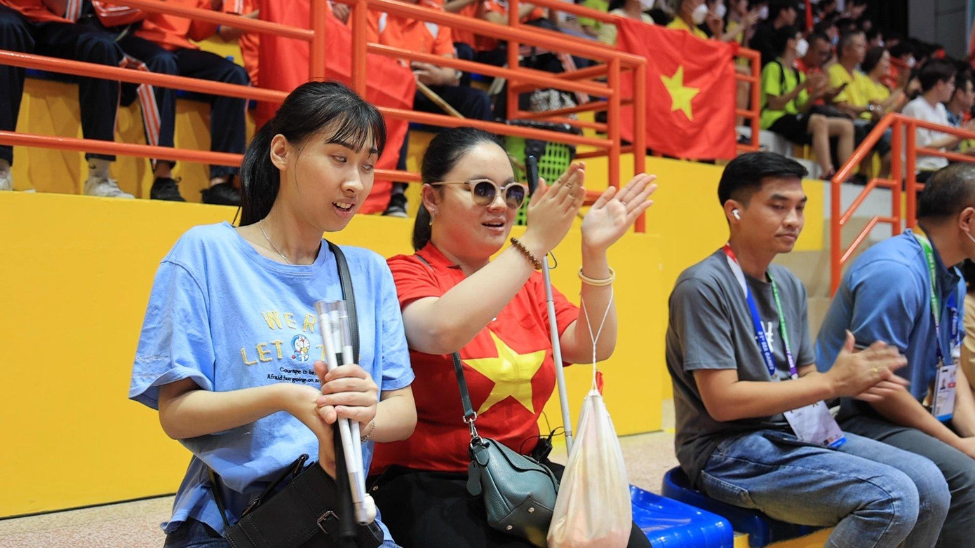 Thảo Đan cho rằng, cô cũng học hỏi được văn hóa cổ vũ của cổ động viên nước ngoài mặc dù chỉ cảm nhận bằng thính giác. Thảo Đan cho rằng, cô cũng học hỏi được văn hóa cổ vũ của cổ động viên nước ngoài mặc dù chỉ cảm nhận bằng thính giác.