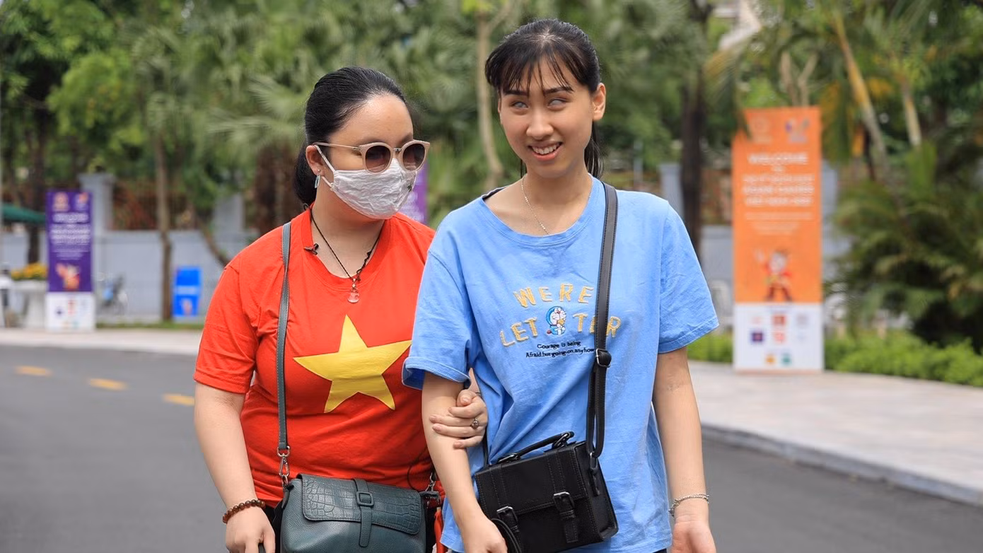 Đôi bạn khiếm thị có tình yêu với thể thao hầu như đều có mặt ở các nhà thi đấu quanh địa bàn Hà Nội để cổ vũ cho đội tuyển Việt Nam.