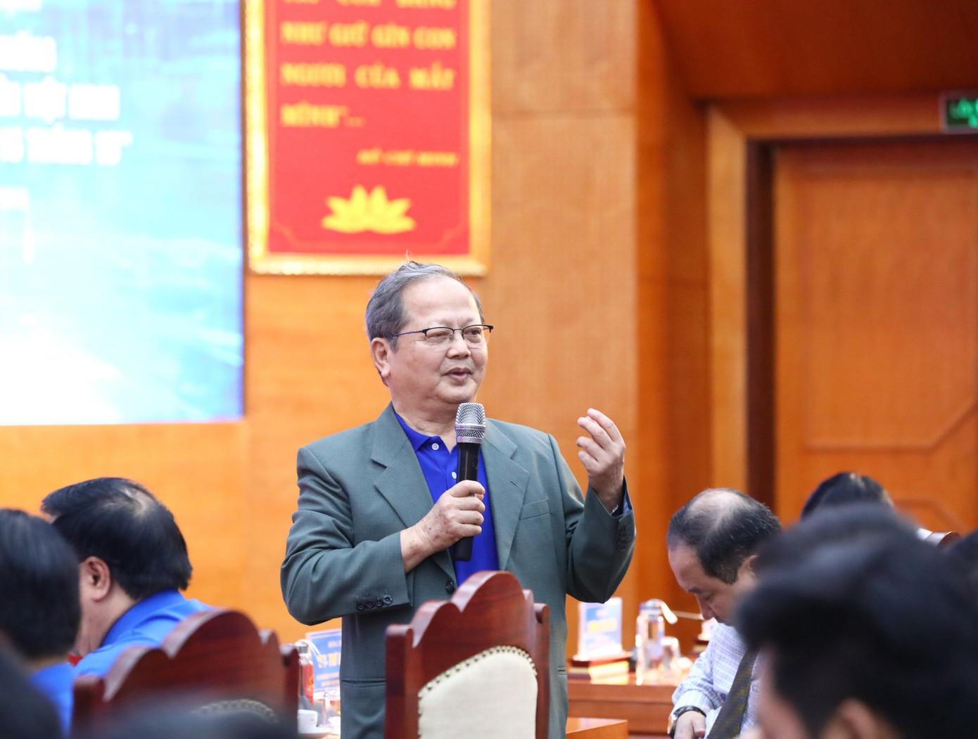 Ông Hoàng Bình Quân - nguyên Bí thư thứ nhất T.Ư Đoàn, Chủ tịch Hội LHTN Việt Nam khóa IV và ông Hà Quang Dự - nguyên Bí thư thứ nhất T.Ư Đoàn, Chủ tịch Hội LHTN Việt Nam khóa II giao lưu tại chương trình.