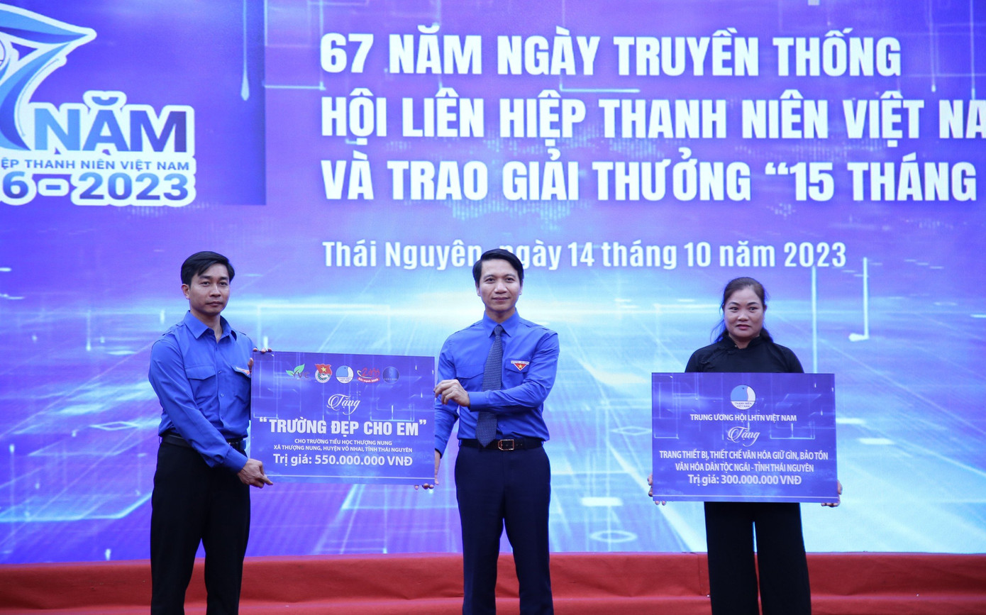 Tại lễ kỷ niệm, T.Ư Hội LHTN Việt Nam trao biển tượng trưng công trình Trường đẹp cho em trị giá 550 triệu đồng và tặng trang thiết bị, thiết chế văn hóa giữ gìn, bảo tồn văn hóa dân tộc Ngái, trị giá 300 triệu đồng cho tỉnh Thái Nguyên.