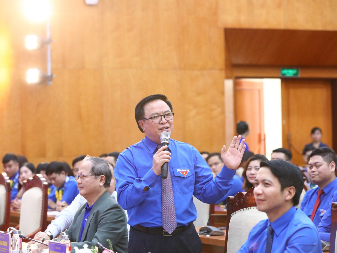 Ông Hoàng Bình Quân - nguyên Bí thư thứ nhất T.Ư Đoàn, Chủ tịch Hội LHTN Việt Nam khóa IV và ông Hà Quang Dự - nguyên Bí thư thứ nhất T.Ư Đoàn, Chủ tịch Hội LHTN Việt Nam khóa II giao lưu tại chương trình.