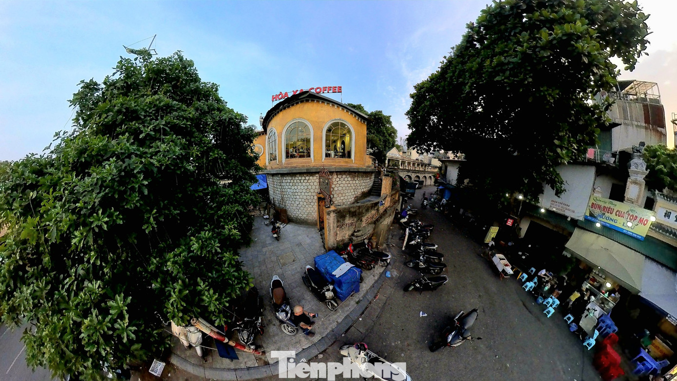 Bạn trẻ có thể coi đây là nơi để săn khoảnh khắc tàu chạy bởi cứ khoảng 40 phút, tàu lại chạy qua quán cà phê một lần.