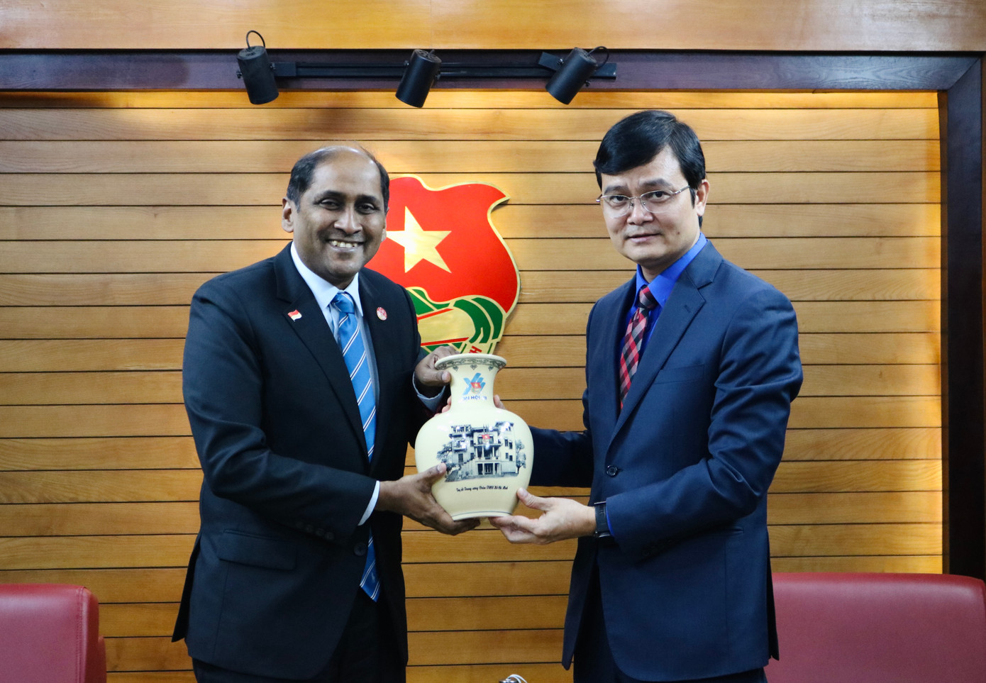 Anh Bùi Quang Huy tặng quà lưu niệm ông Jaya Ratnam. Ảnh: Châu Linh Anh Bùi Quang Huy tặng quà lưu niệm ông Jaya Ratnam. Ảnh: Châu Linh