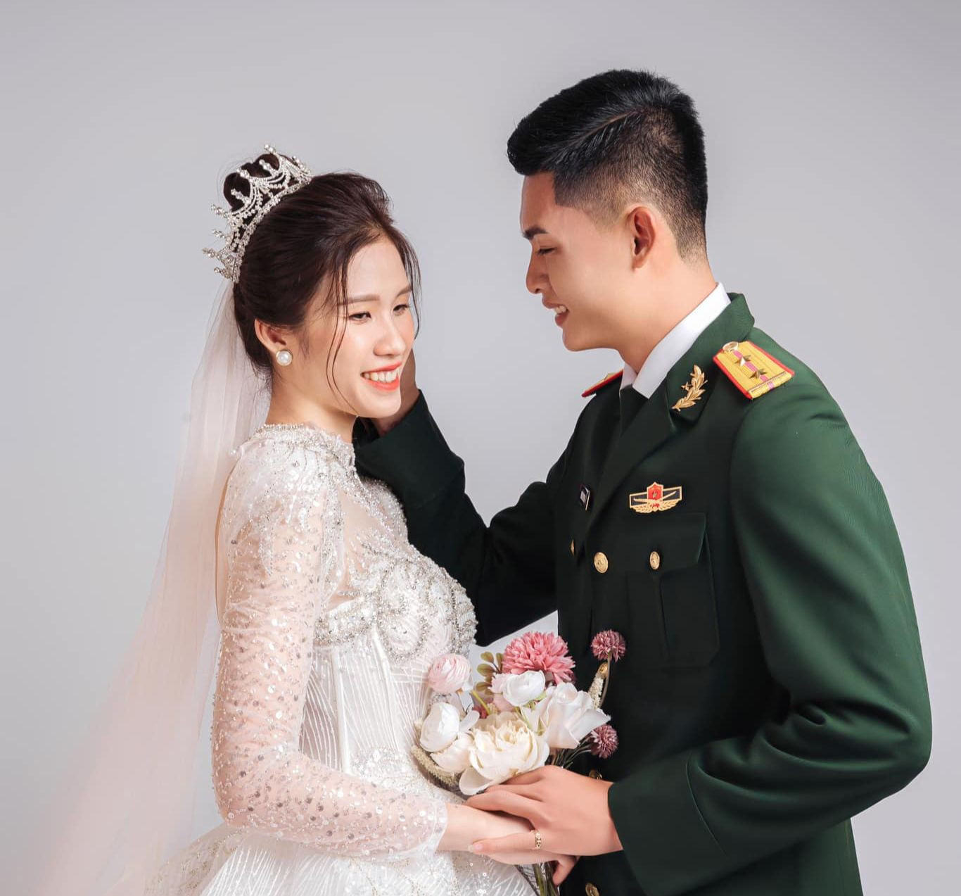 Sau khi chia sẻ ảnh cưới lên mạng xã hội, cặp đôi vận động viên nhận được nhiều lời chúc mừng của cộng đồng mạng. Ảnh: FBNV Sau khi chia sẻ ảnh cưới lên mạng xã hội, cặp đôi vận động viên nhận được nhiều lời chúc mừng của cộng đồng mạng. Ảnh: FBNV