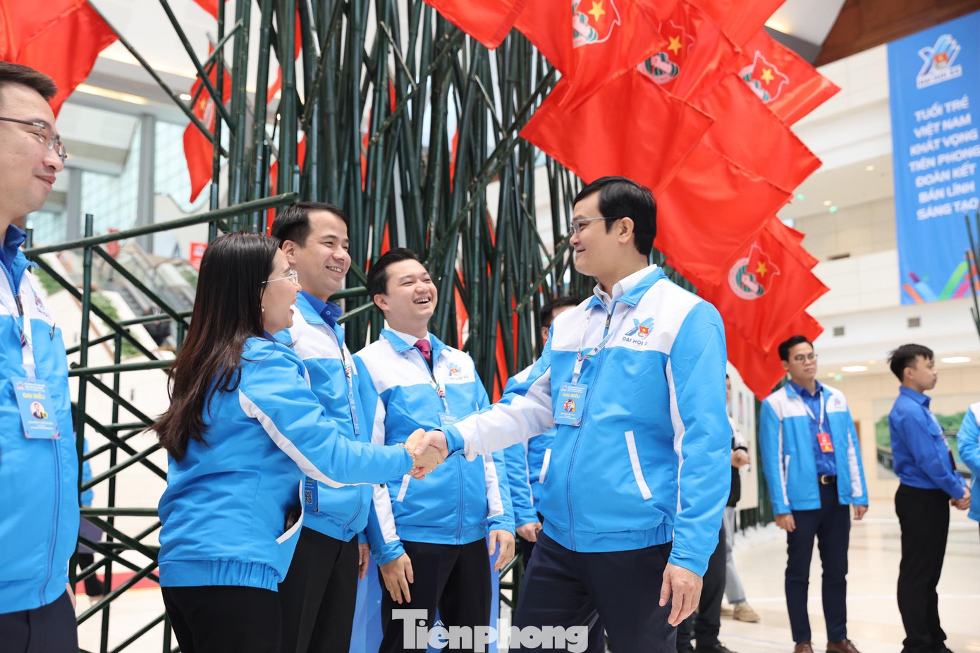 Anh Bùi Quang Huy, Bí thư thứ nhất T.Ư Đoàn, cùng các Bí thư Trung ương Đoàn tại triển lãm.