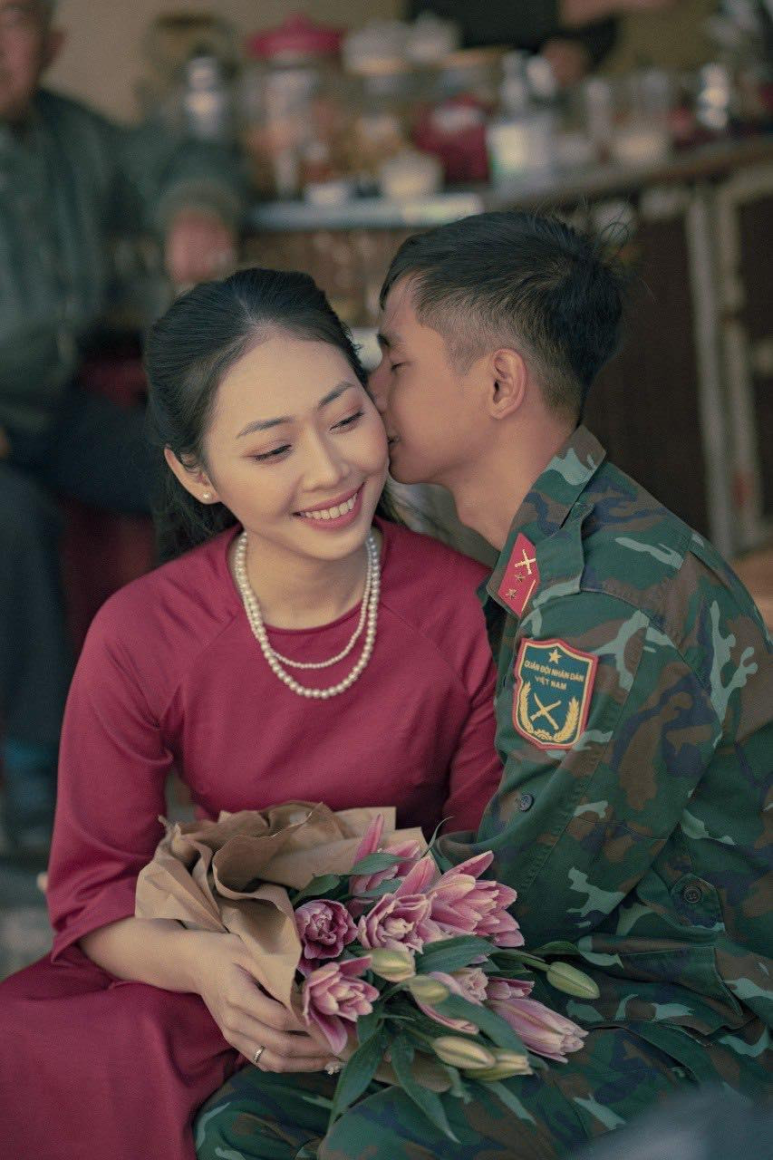 Khoảnh khắc ngọt ngào của cô giáo trẻ và chàng quân nhân đã truyền cảm hứng về tình yêu đẹp chân thành đến từ cả hai phía.