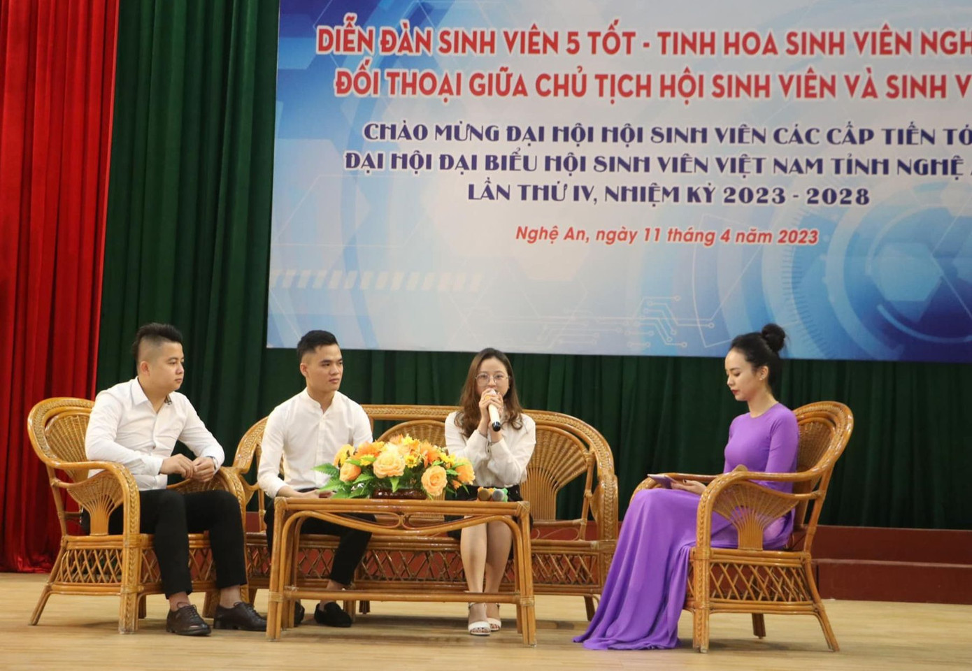Diễn đàn là nơi để sinh viên giao lưu, giải đáp thắc mắc trên hành trình phát triển bản thân. Ảnh: Hội Sinh viên tỉnh Nghệ An Diễn đàn là nơi để sinh viên giao lưu, giải đáp thắc mắc trên hành trình phát triển bản thân. Ảnh: Hội Sinh viên tỉnh Nghệ An