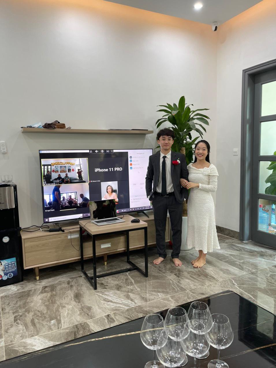 Chân dung cặp đôi trẻ tổ chức đám cưới online tại nhà.