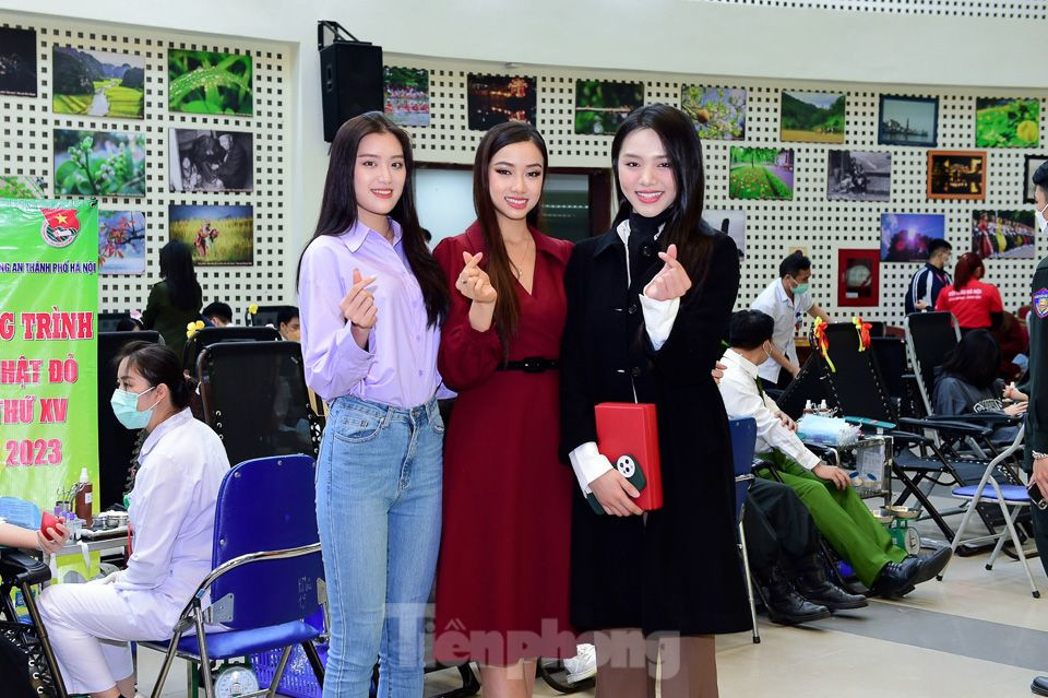 3 người đẹp Nguyễn Ngọc Mai (Người đẹp Nhân ái, Top 5 Hoa hậu Việt Nam 2022); Phan Phương Oanh (Người đẹp biển ở Hoa hậu Việt Nam 2022); Đinh Khánh Hòa (Top 10 Hoa hậu Việt Nam 2022) đã có mặt từ 8h sáng để tham dự lễ phát động, hưởng ứng chương trình Chủ nhật Đỏ của Đoàn Thanh niên CATP Hà Nội.