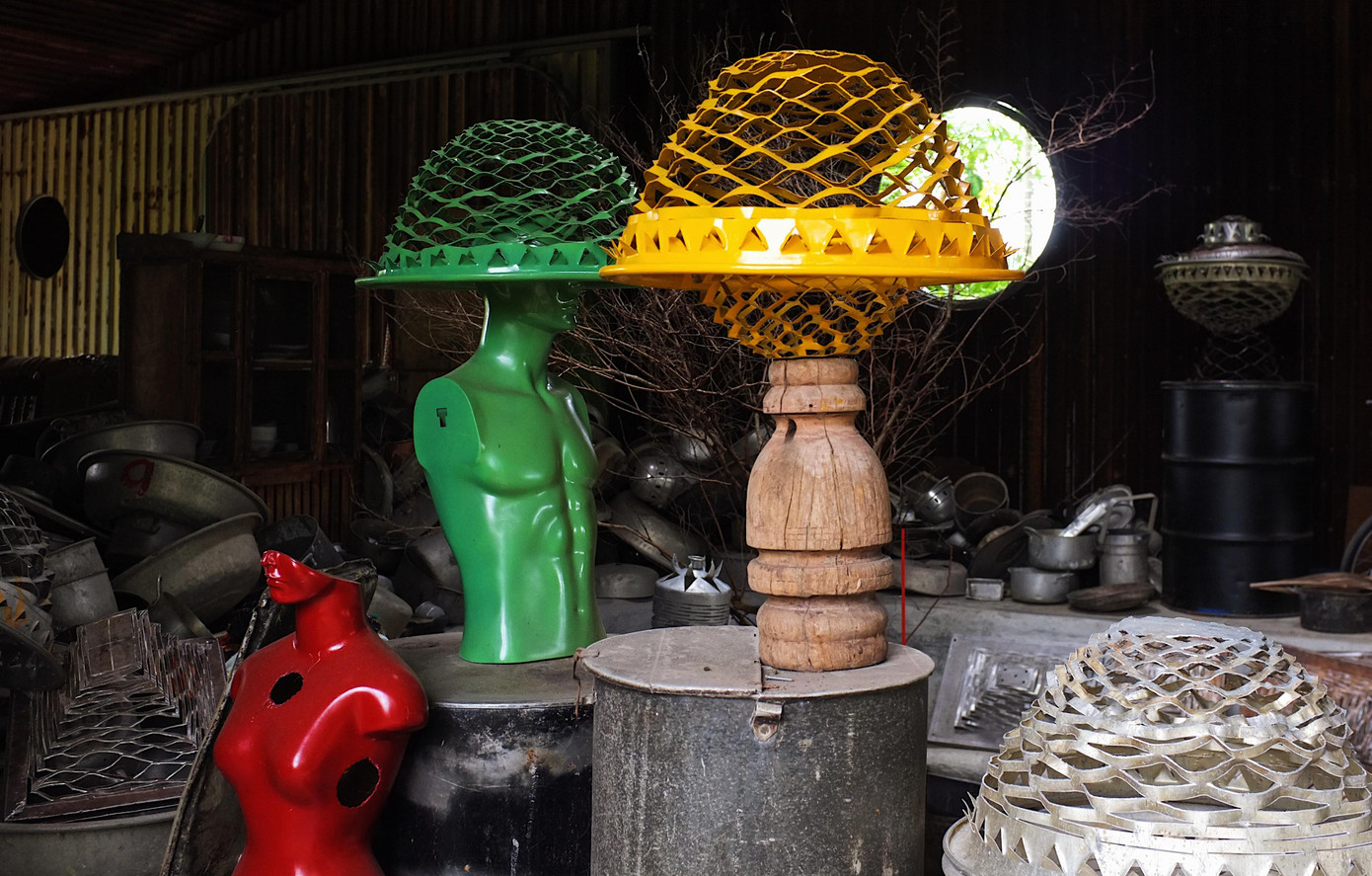 Chiêm ngưỡng tác phẩm tái chế từ chậu sắt của họa sĩ Nguyễn Quốc Dân. Trước đó, anh Dân từng được mời đi làm thiết kế cho rất nhiều khách sạn, nhà hàng. Tuy nhiên, anh chỉ nhận các dự án mà chủ đầu tư chấp nhận làm theo phương pháp tái sinh, tái chế.