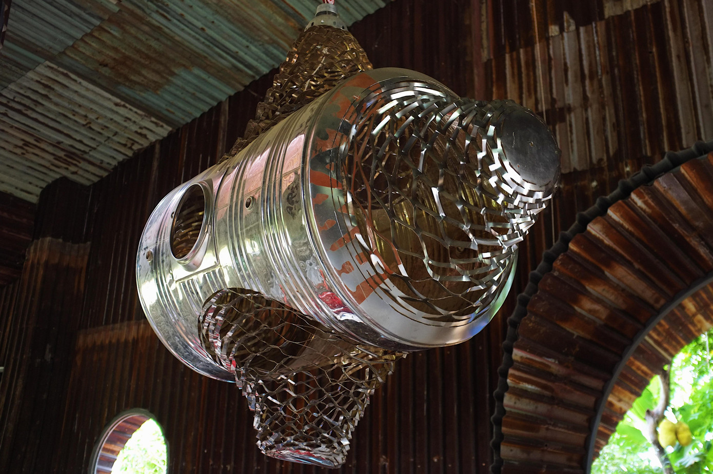 Với họa sĩ trẻ Nguyễn Quốc Dân, anh thẳng thắn bày tỏ: "Tôi không sợ bị người ta nói là 'bị điên', tôi cũng không làm vì lời khen của người khác. Mà đơn giản, tôi muốn thoả mãn cái tôi nghệ thuật và kiếm cái 'điểm chạm' cho riêng mình. Quan trọng hơn, tôi muốn đưa đến cho những thứ tưởng chừng là rác một cuộc đời mới".