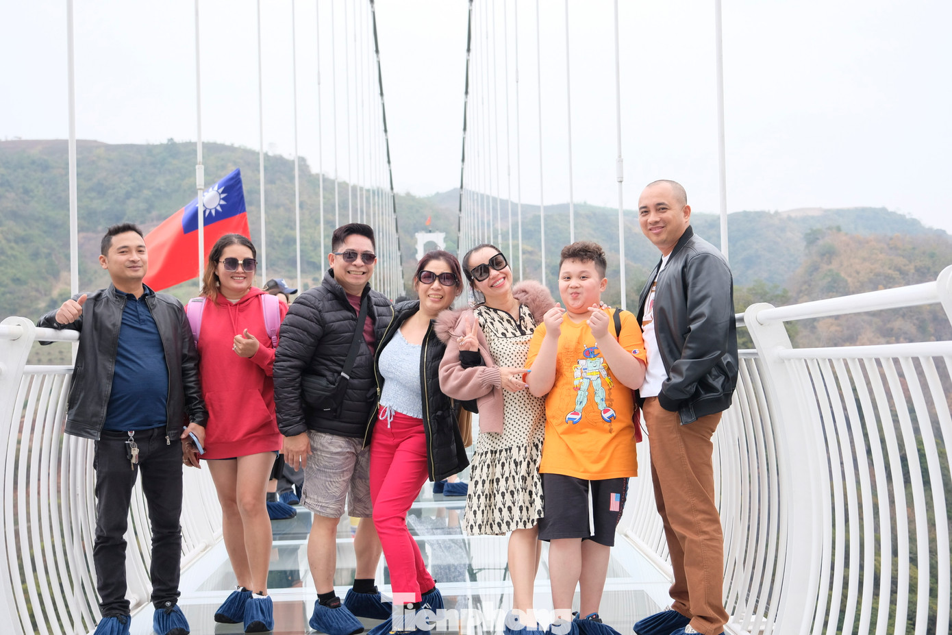 Đoàn du khách từ Cần Thơ đến Mộc Châu thăm thú cảnh đẹp và trực tiếp trải nghiệm cảm giác mạnh trên cầu kính Bạch Long. Ảnh: Châu Linh