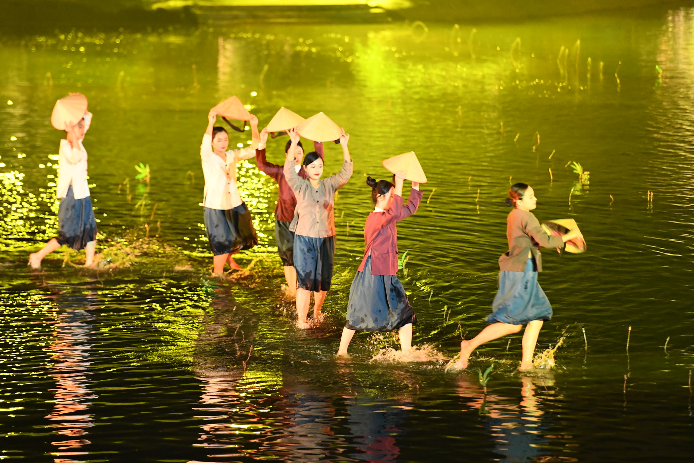 Chương trình biểu diễn nghệ thuật "Tinh hoa Bắc Bộ" diễn ra với 75 phút, được chia làm sáu phần: Thi ca, Cõi Phật, Hoài cổ, Nhạc họa, An vui và Ngày hội.