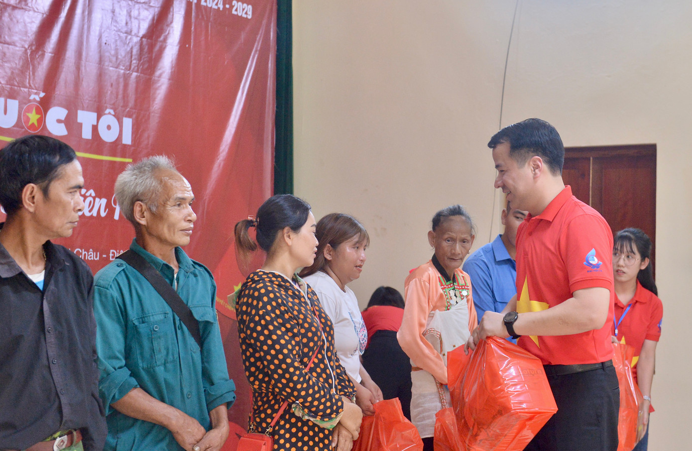 T.Ư Đoàn, T.Ư Hội LHTN Việt Nam trao tặng nhiều phần quà ý nghĩa cho đoàn viên, thanh niên, gia đình chính sách tại xã Nậm Pì, huyện Nậm Nhùn.