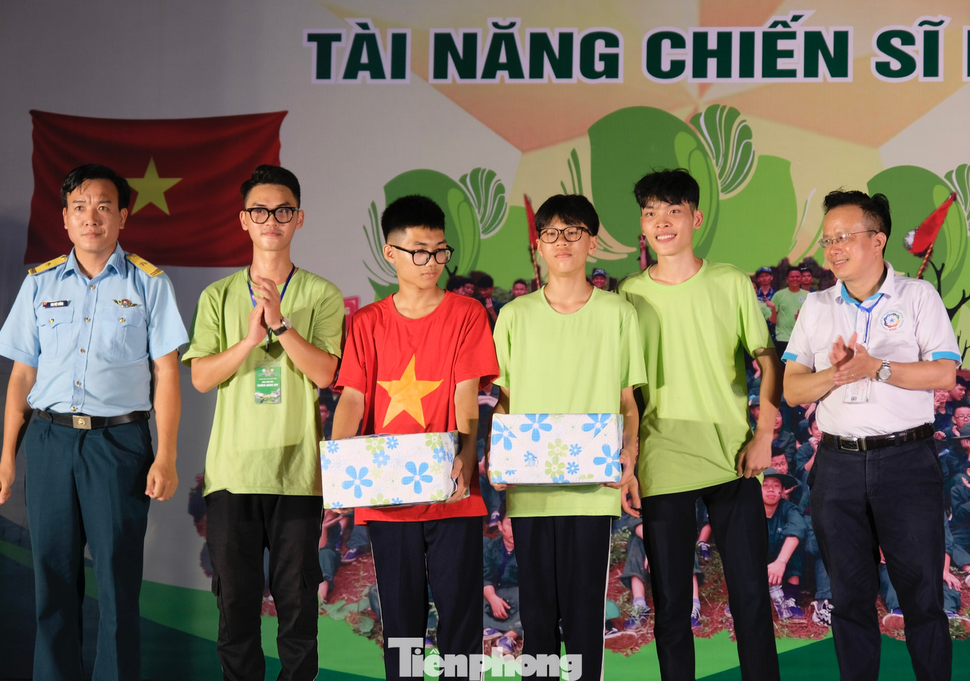 Các thành viên, tiểu đội có thành tích rèn luyện xuất sắc được tặng quà trong đêm gala. Ảnh: Châu Linh Các thành viên, tiểu đội có thành tích rèn luyện xuất sắc được tặng quà trong đêm gala. Ảnh: Châu Linh