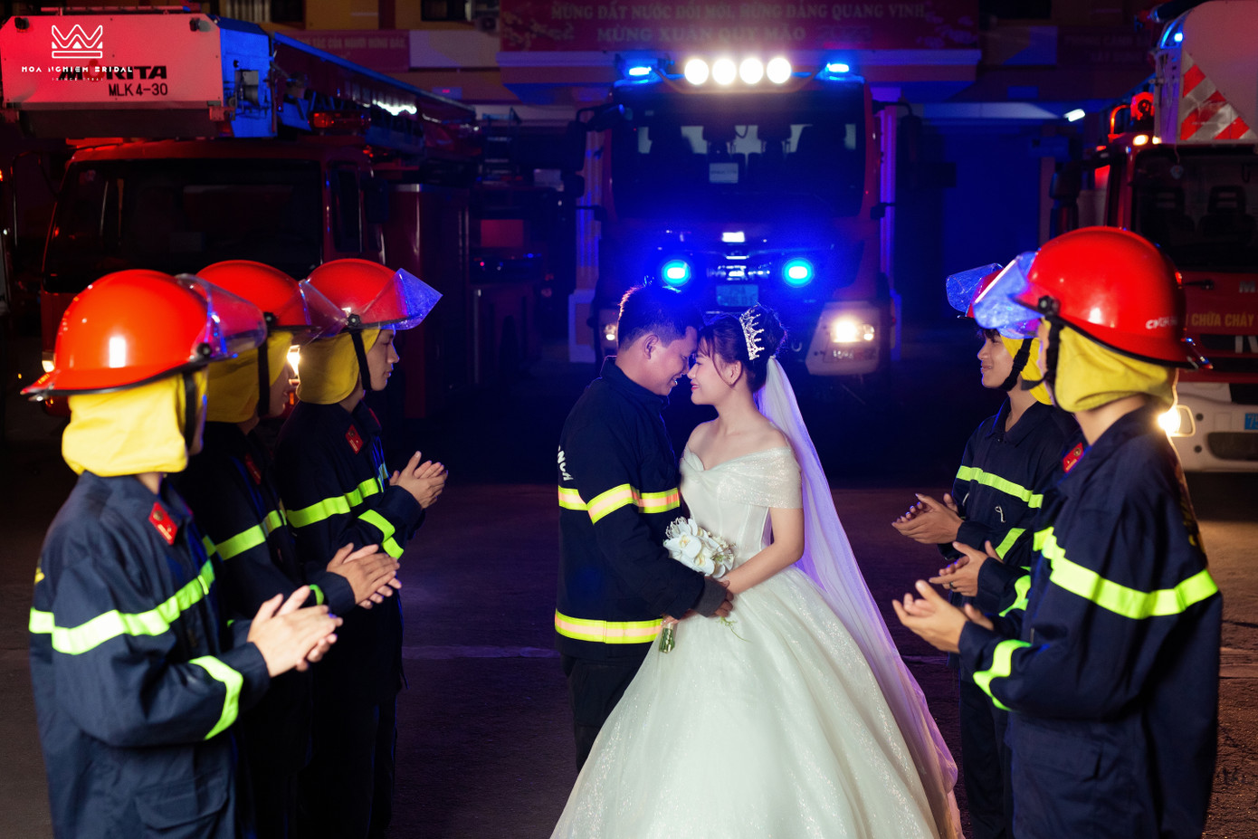 Cô dâu rạng rỡ, tận hưởng khoảnh khắc ngọt ngào bên chồng sắp cưới. Cô dâu rạng rỡ, tận hưởng khoảnh khắc ngọt ngào bên chồng sắp cưới.