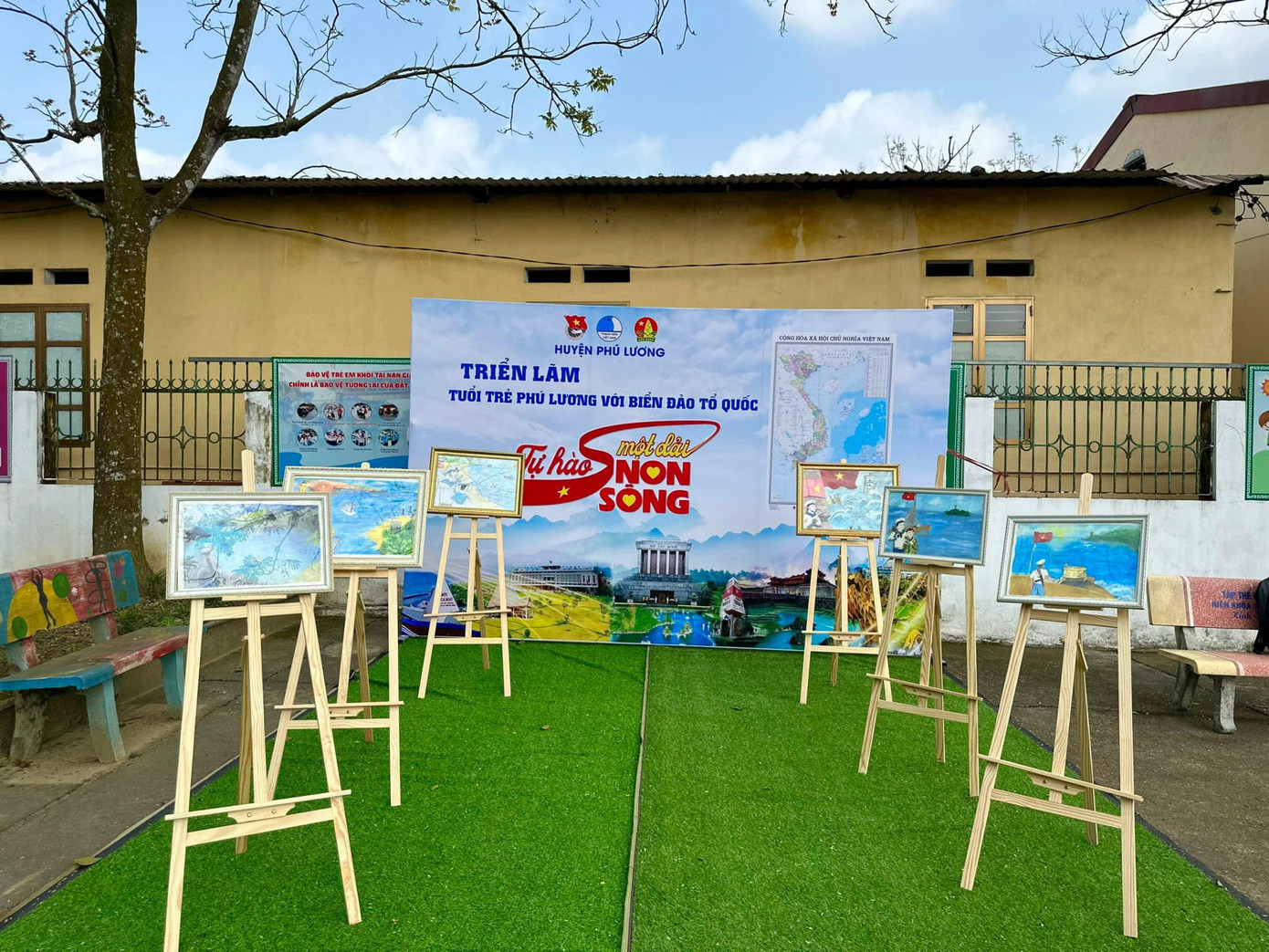 Nhiều hình thức tuyên truyền, hưởng ứng cuộc vận động "Tự hào một dải non sông". Nhiều hình thức tuyên truyền, hưởng ứng cuộc vận động "Tự hào một dải non sông".