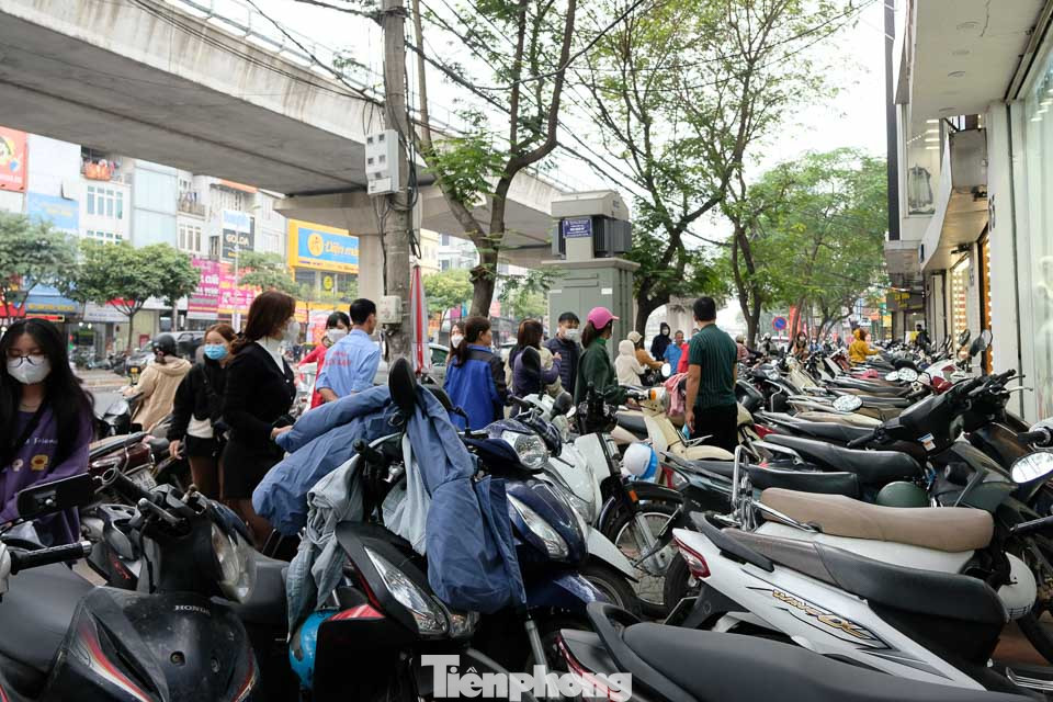 Bên ngoài các cửa hàng kín chỗ để xe. Người đi đường không khó để bắt gặp hình ảnh các ông bố, chồng đợi vợ, bạn trai đợi người yêu đi xem quần áo.