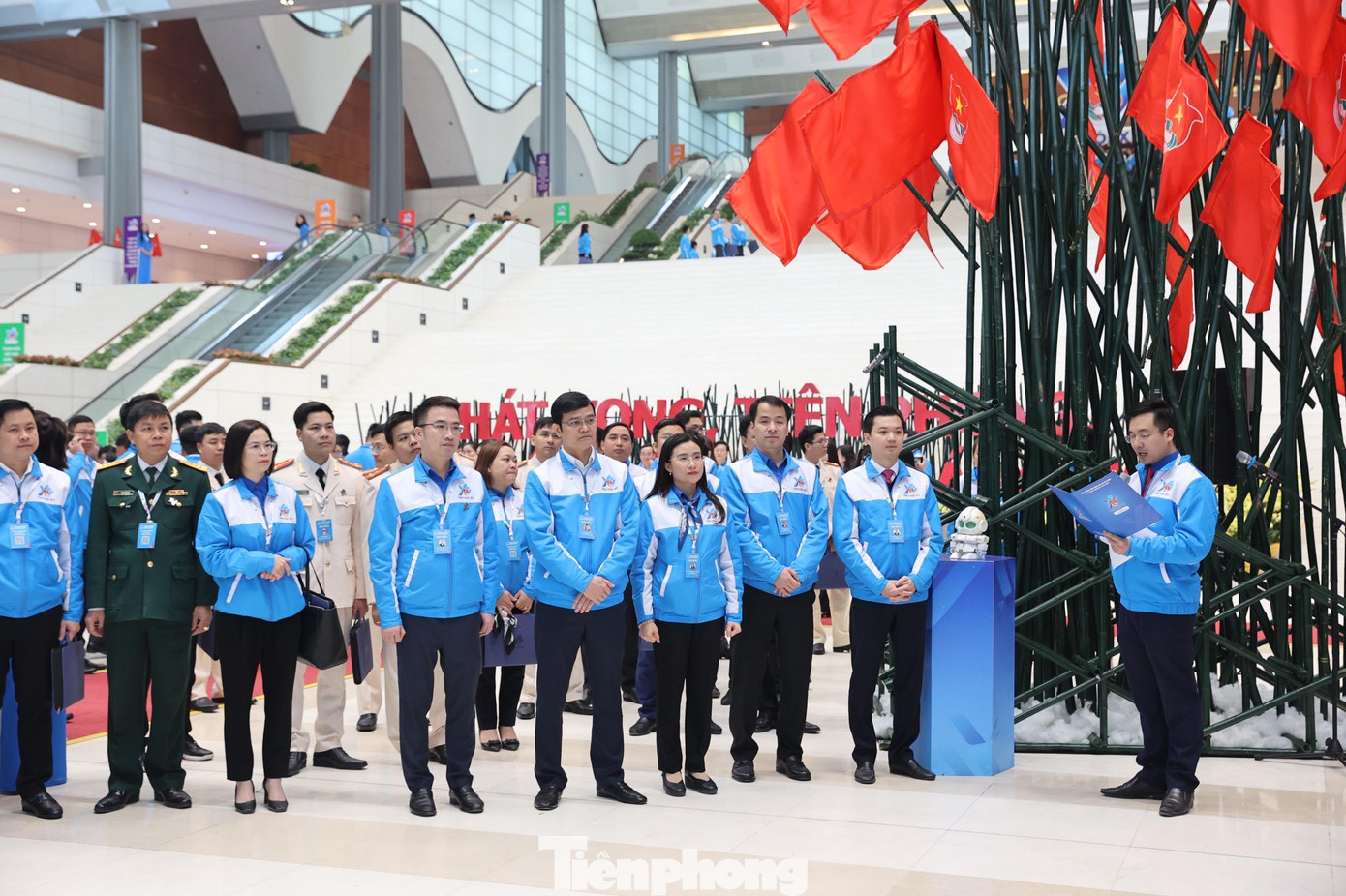 Nội dung triển lãm cũng khắc hoạ rõ nét hình ảnh của tổ chức Đoàn và phong trào thanh thiếu nhi trên tất cả các mặt hoạt động ở nhiệm kỳ Đại hội XI, 2017 - 2022. Trong đó, có những hình ảnh đẹp, đầy xúc động và cũng đáng tự hào của thanh niên Việt Nam tham gia vào cuộc chiến chống đại dịch COVID-19.