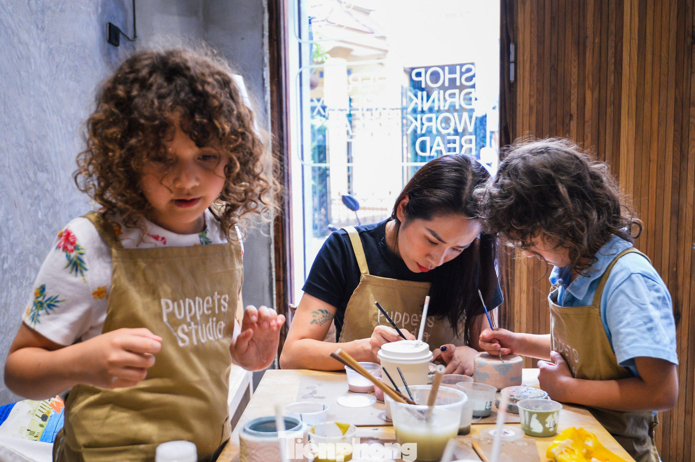 Chị Mai (39 tuổi) cùng hai cô con gái là Scarlett (8 tuổi) và Lilly (6 tuổi) tham gia trải nghiệm trang trí hộp bánh Trung thu. Mặc dù cả hai bé đều được sinh tại Việt Nam và đã đón Trung thu cùng bố mẹ nhiều năm, nhưng đây là lần đầu hai em được trải nghiệm hoạt động này. Lilly lựa chọn hộp bánh có họa tiết kỳ lân để trang trí bởi kỳ lân là linh vật tượng trưng cho sự giàu có và may mắn, mang lại hòa khí trong gia đình.