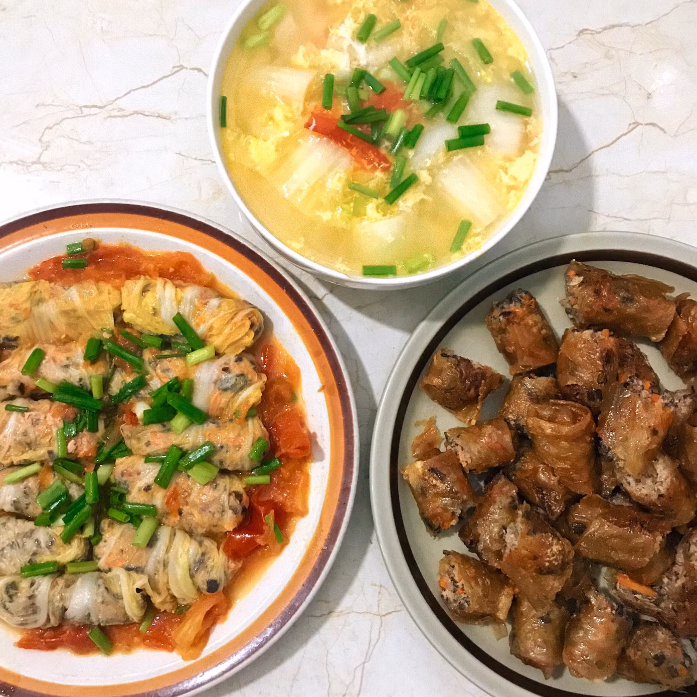 Cải thảo cuốn thịt, canh trứng cải thảo, nem rán. Cải thảo cuốn thịt, canh trứng cải thảo, nem rán.